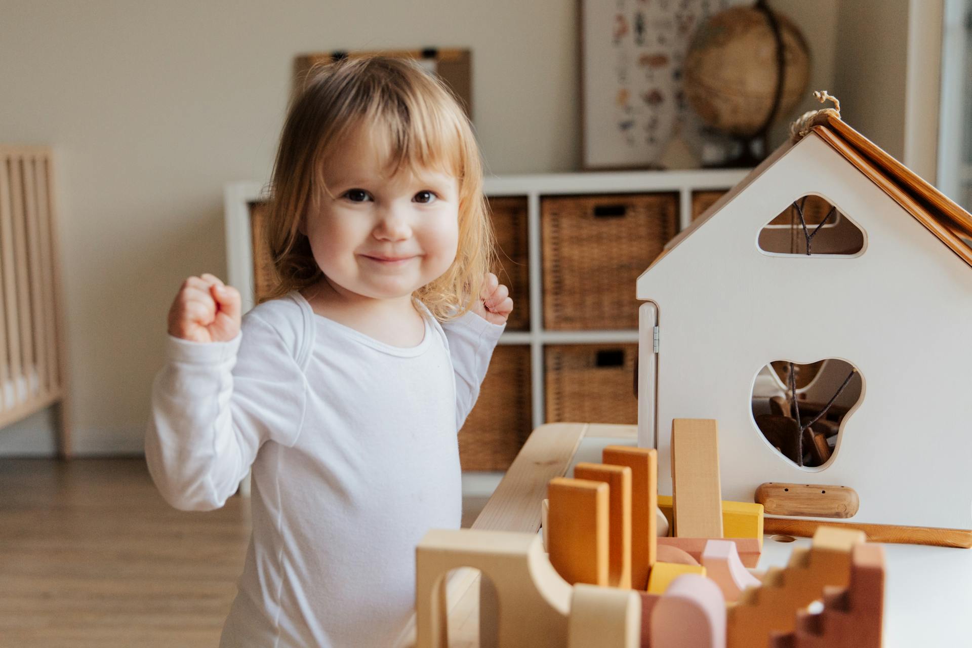 Una niña jugando con sus juguetes | Foto: Pexels