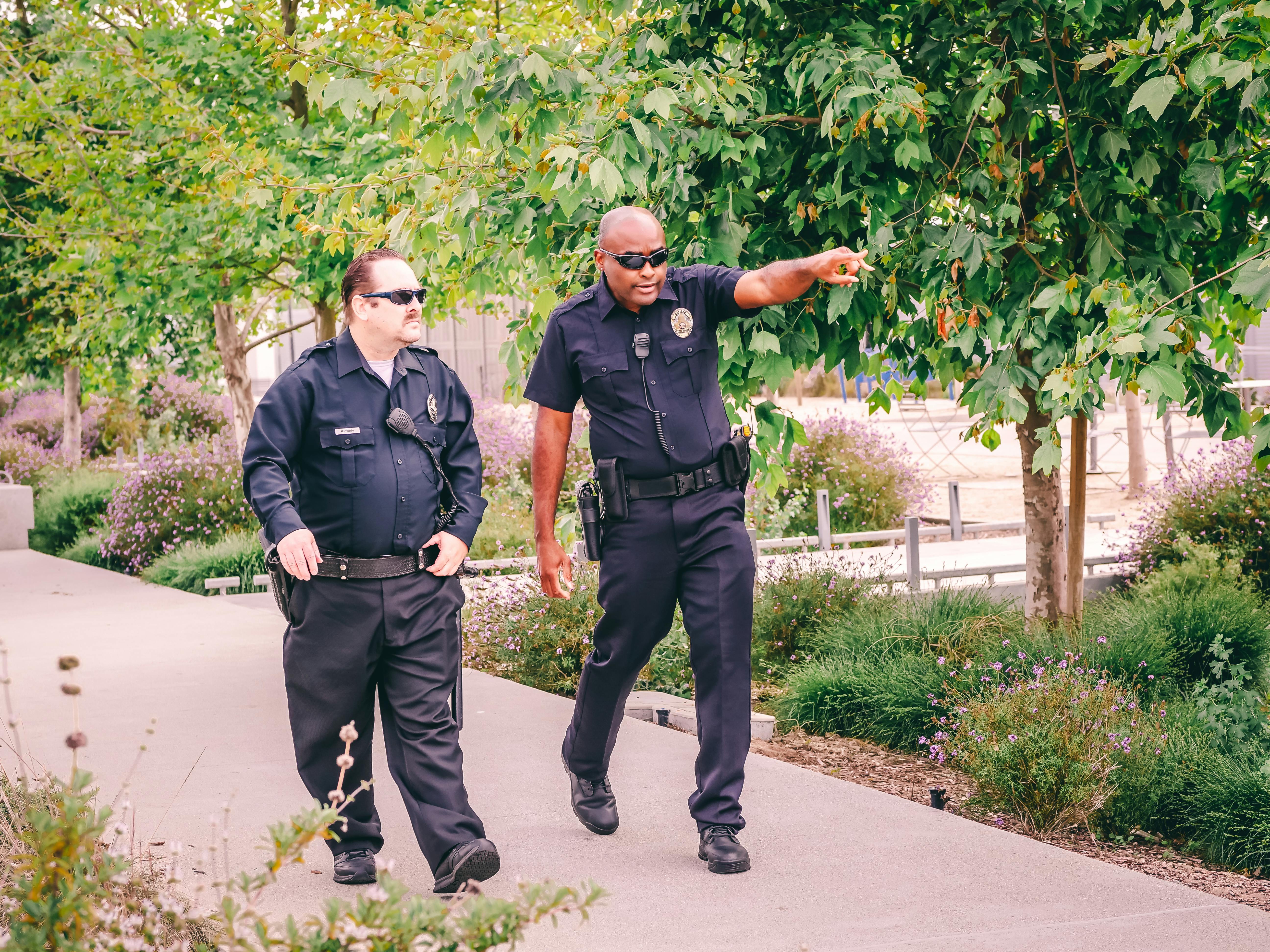 Dos policías caminando por la calle | Fuente: Pexels