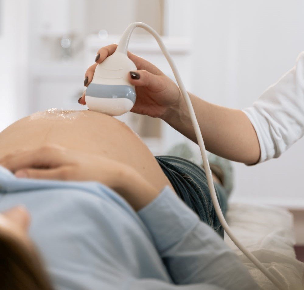Mujer embarazada sometiéndose a una ecografía | Foto: Pexels