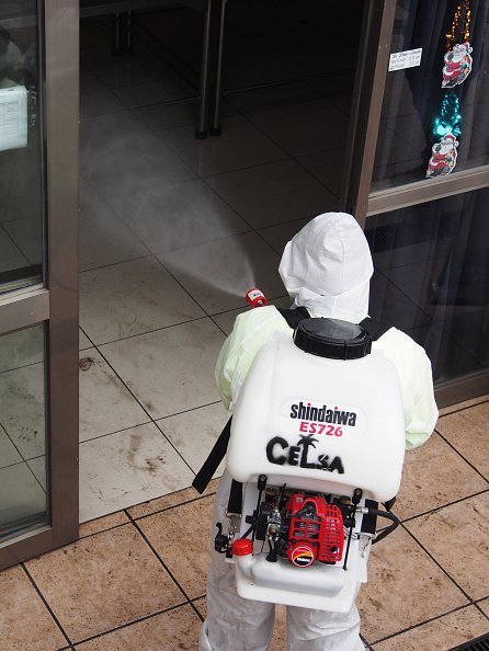 Un hombre fotografiado fumigando un edificio. | Foto: Getty Images