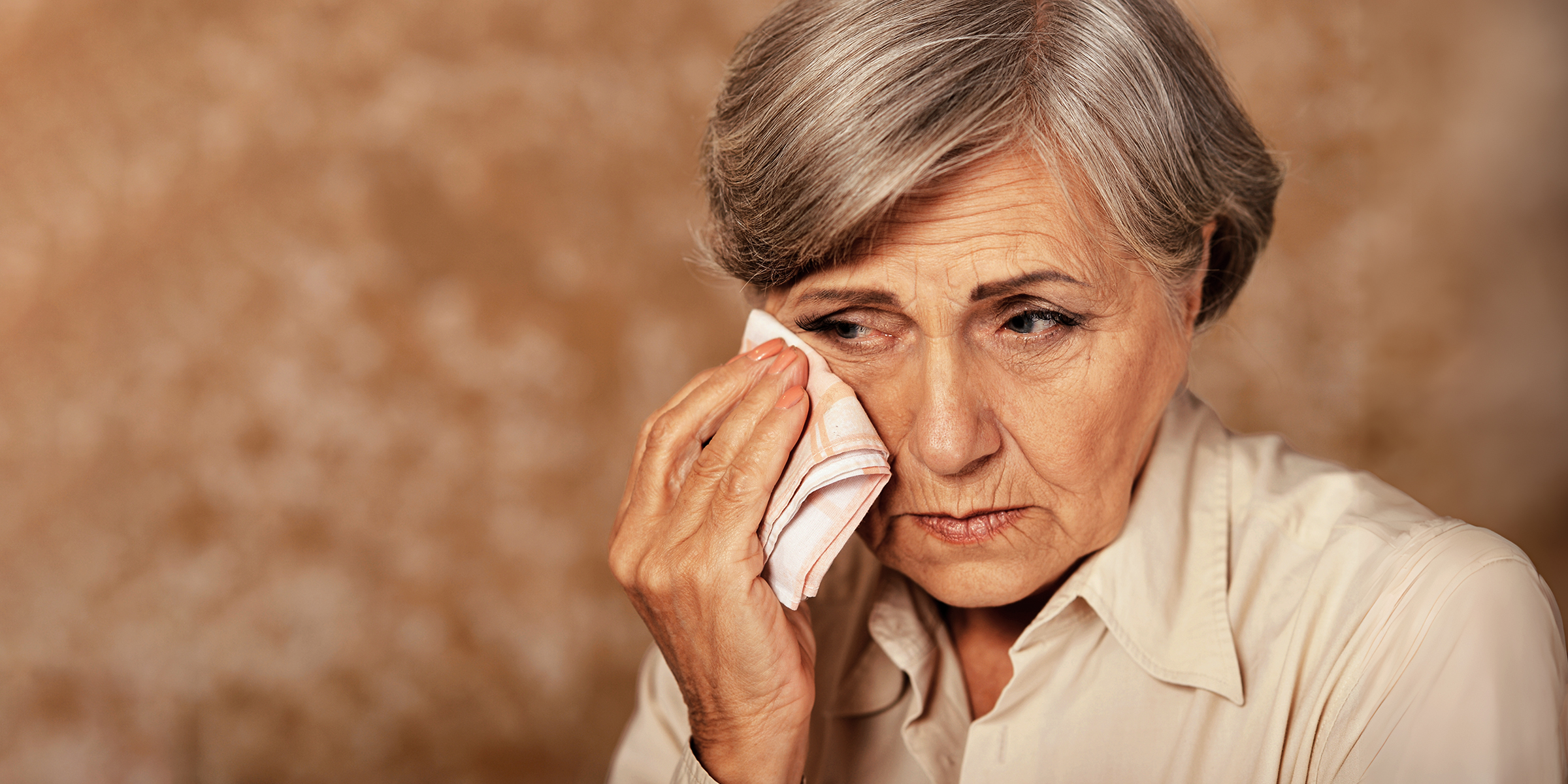 Una mujer enfadada llorando | Fuente: Shutterstock