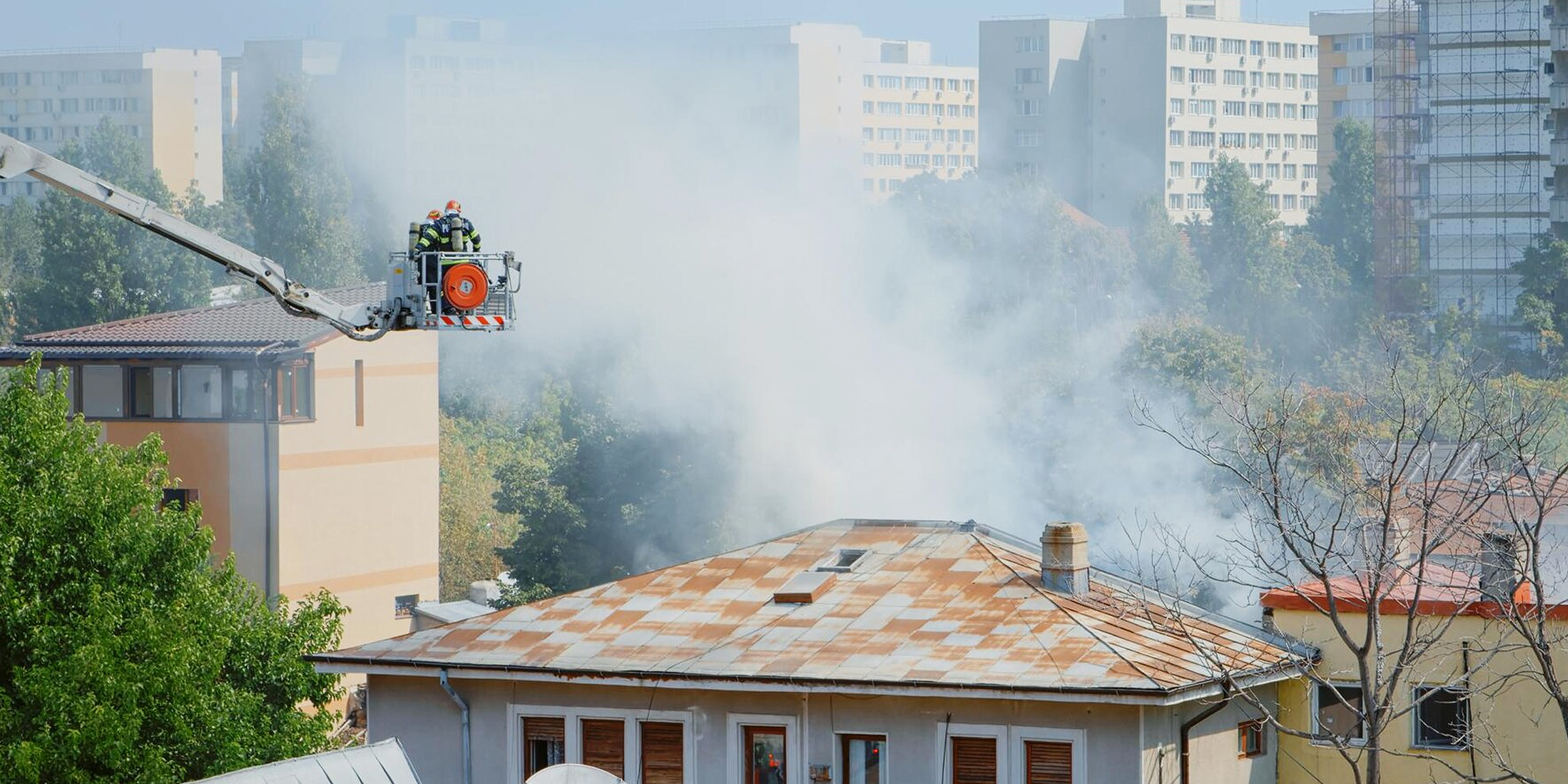 Un edificio en llamas | Fuente: Freepik