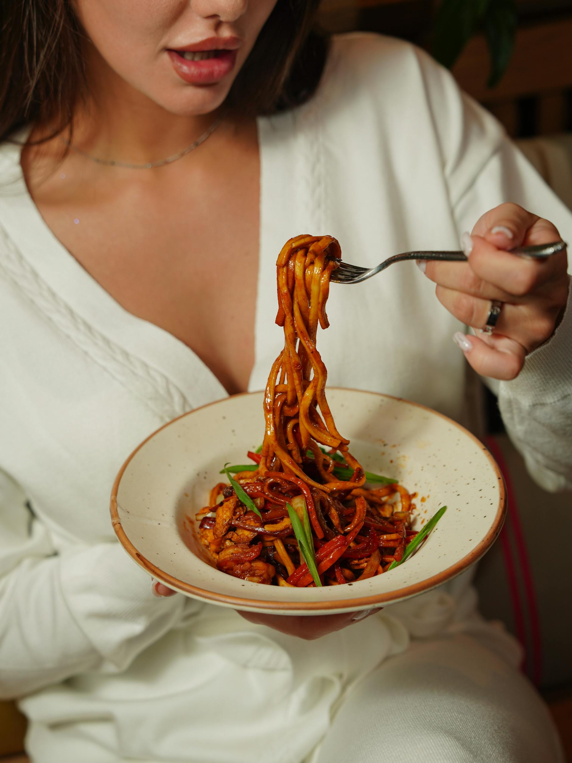 Mujer comiendo pasta | Fuente: Pexels