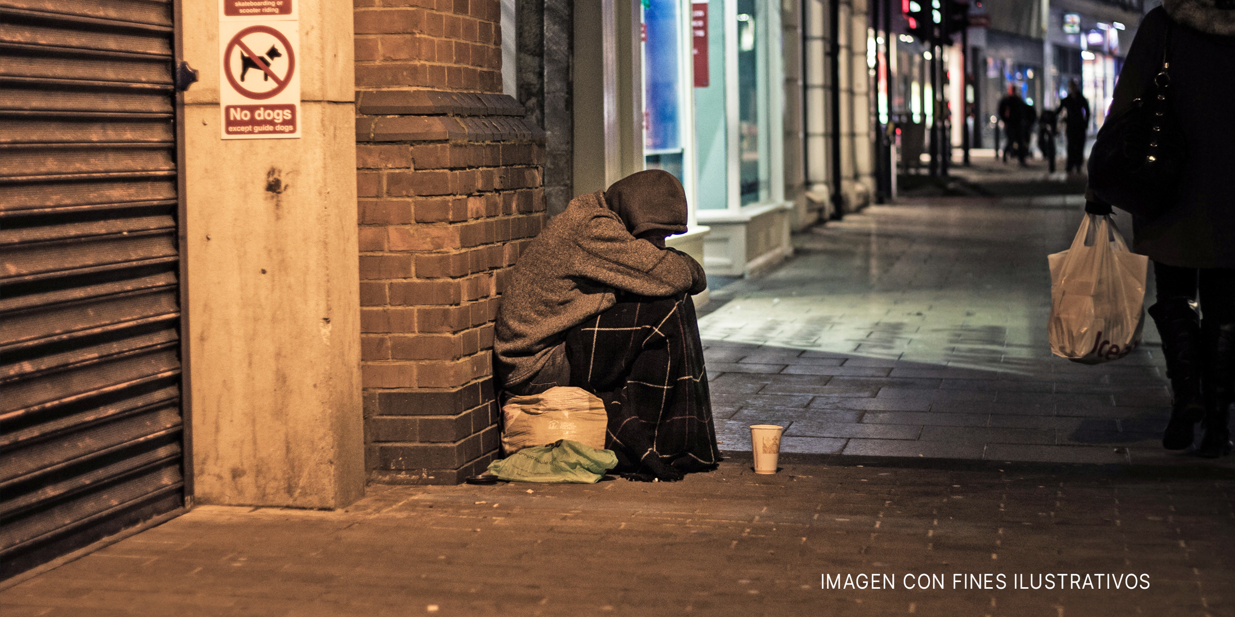 Un joven rico y un anciano sin hogar en la calle | Foto: Shutterstock