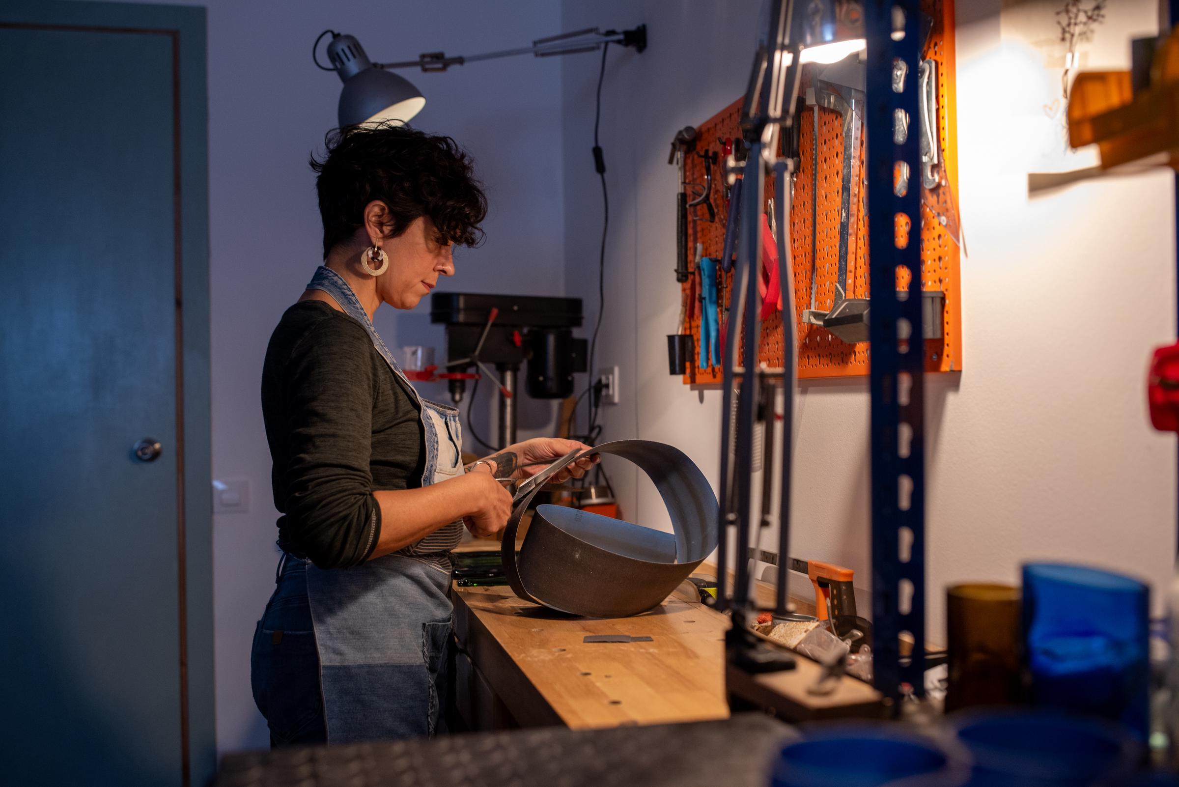 Una trabajando diligentemente en su taller | Fuente: Getty Images