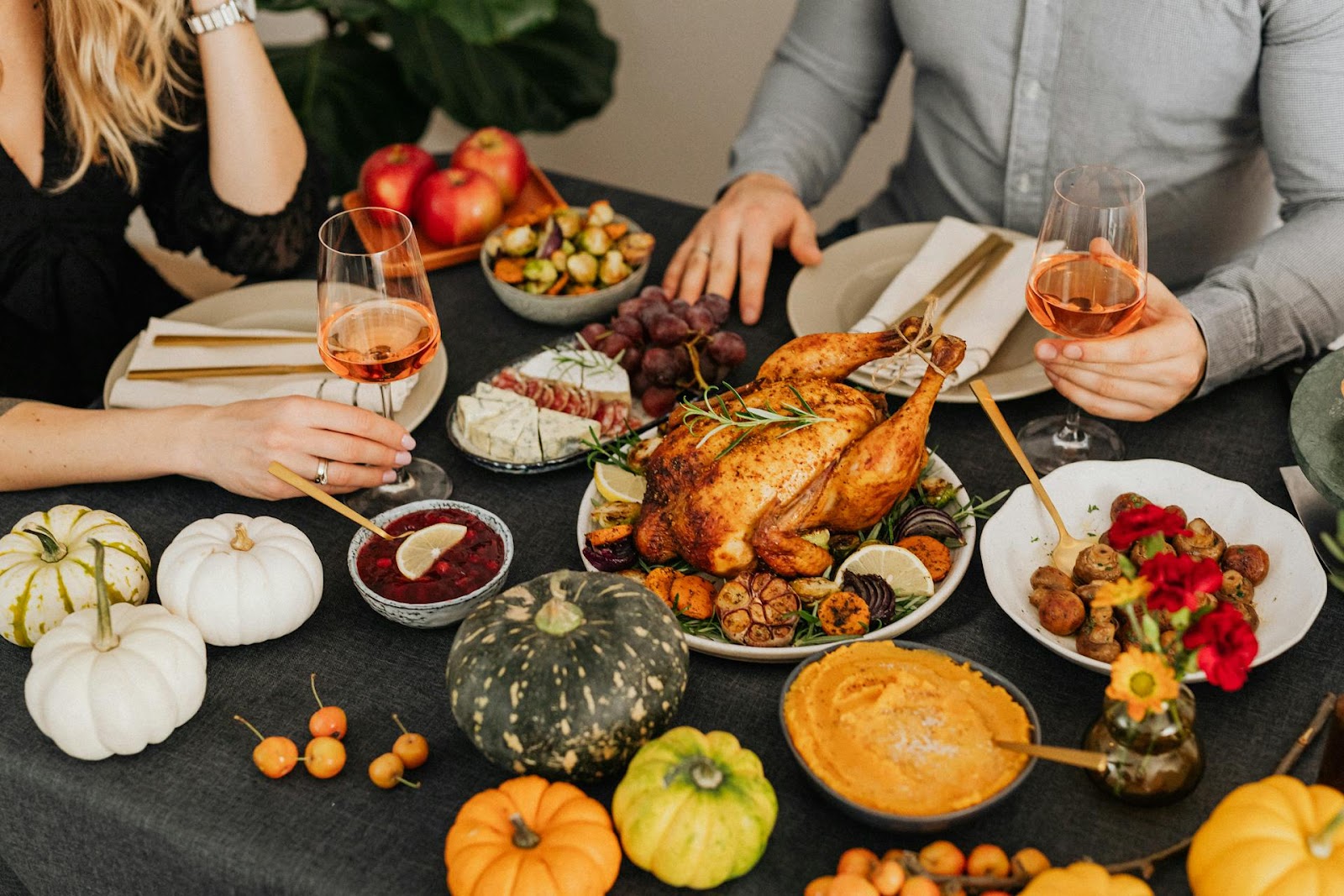 Primer plano de una pareja cenando en casa | Fuente: Pexels