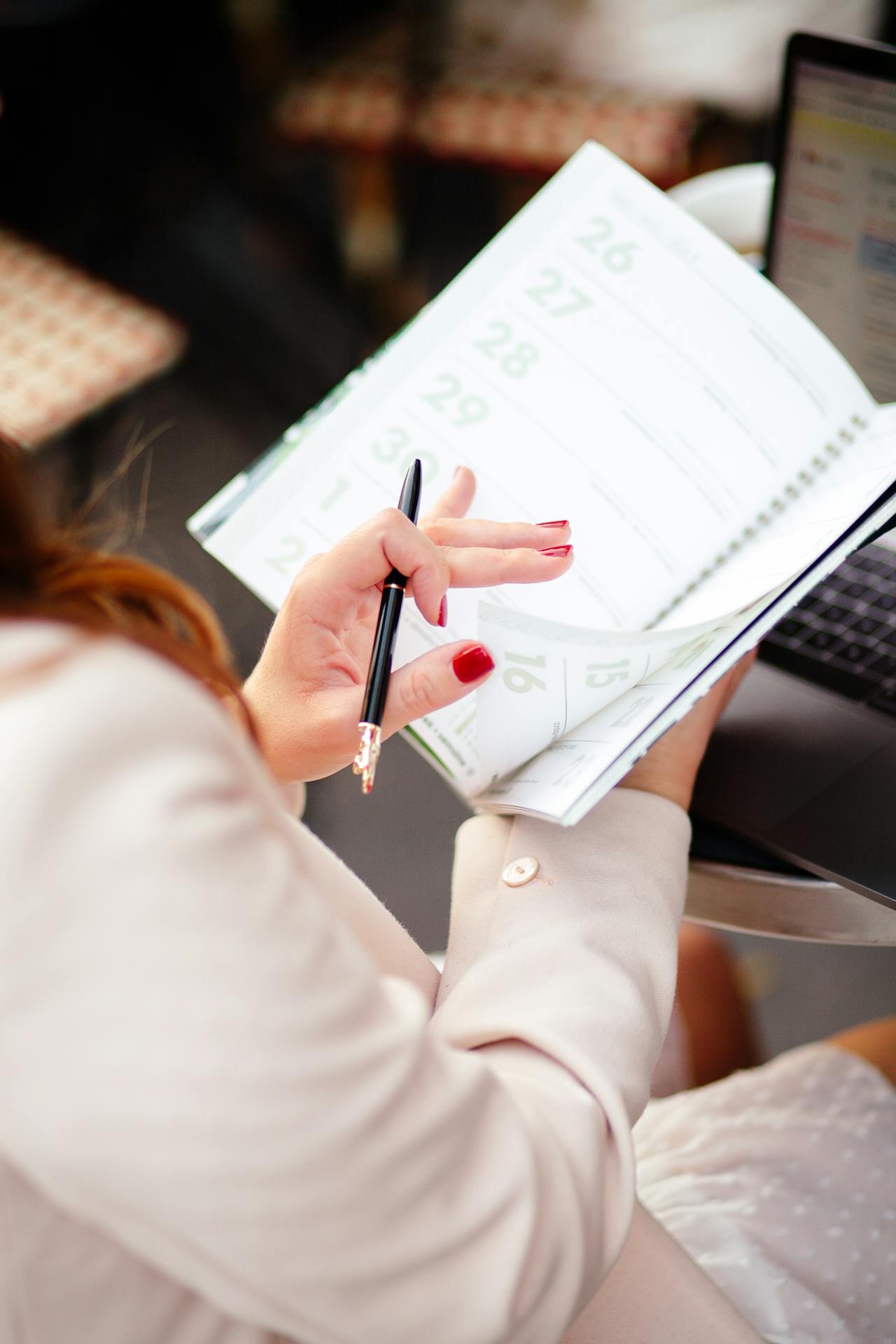 Una mujer sujetando un calendario | Fuente: Pexels