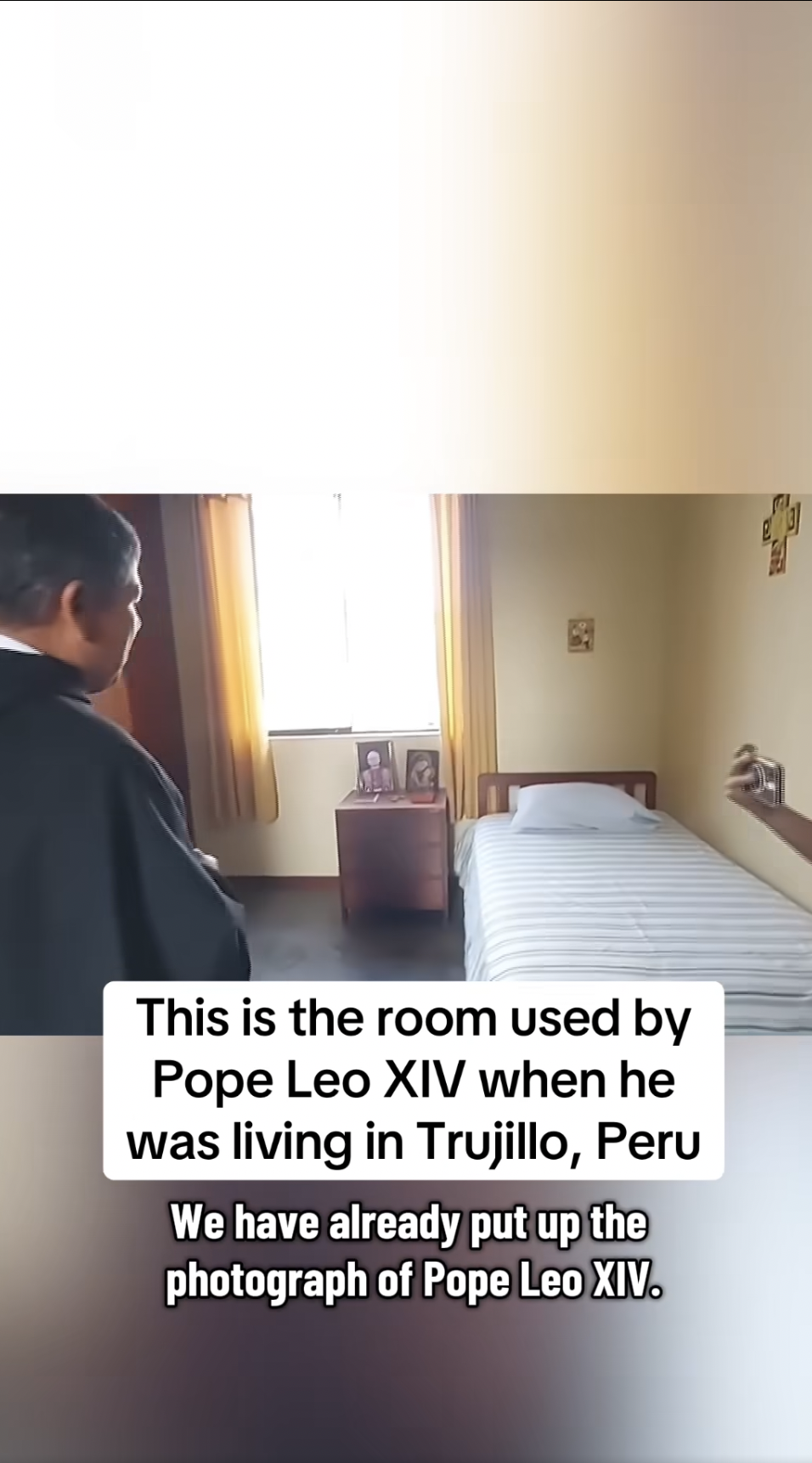 Captura de pantalla de la habitación del papa León XIV cuando vivía en Trujillo, Perú, de un vídeo fechado el 9 de mayo de 2025. | Fuente: Facebook/CBS News