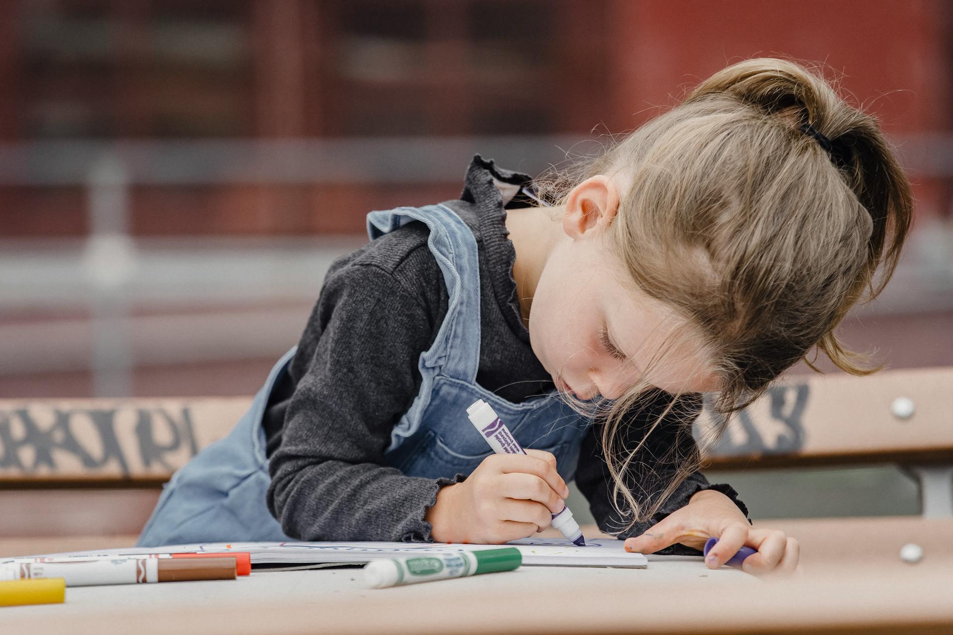 Una niña dibujando | Fuente: Pexels