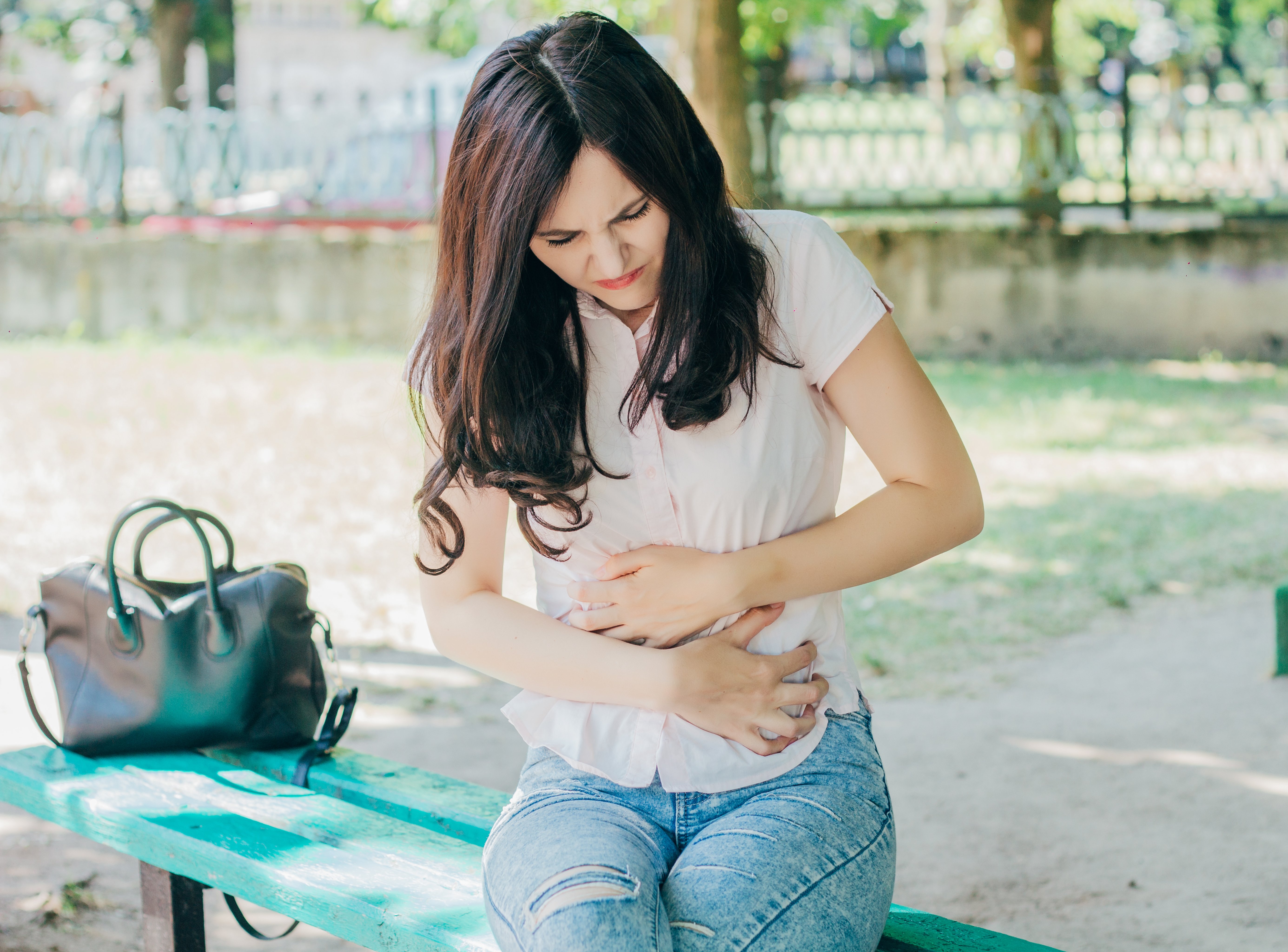 Mujer con dolor de vientre. | Foto: Shutterstock