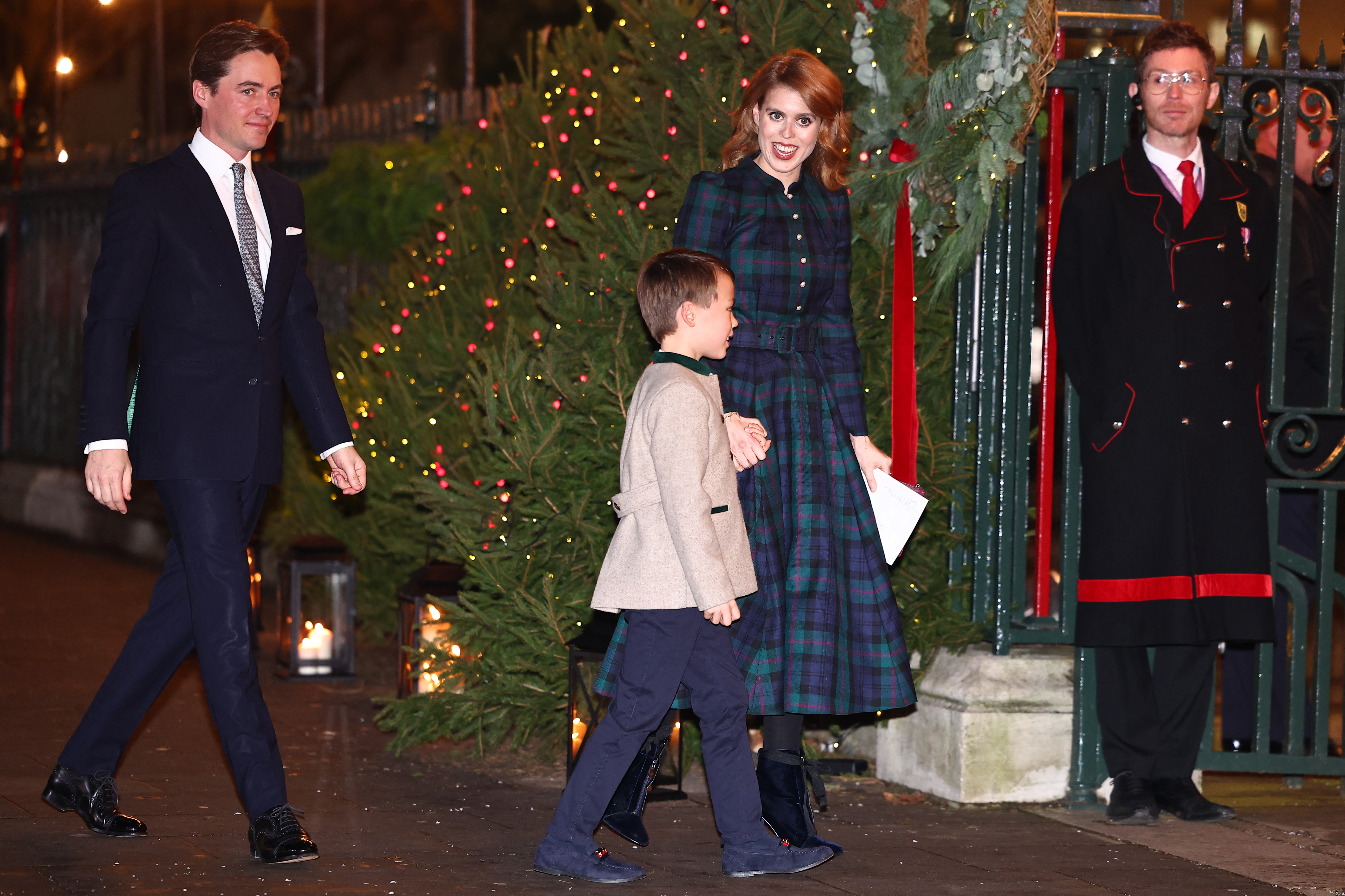 Edoardo Mapelli Mozzi camina detrás de la princesa Beatrice de York, que aparece cogida de la mano de su hijastro Christopher Woolf Mapelli Mozzi mientras asisten al Servicio de Villancicos "Juntos en Navidad" en la Abadía de Westminster el 8 de diciembre de 2023, en Londres. | Foto: Getty Images