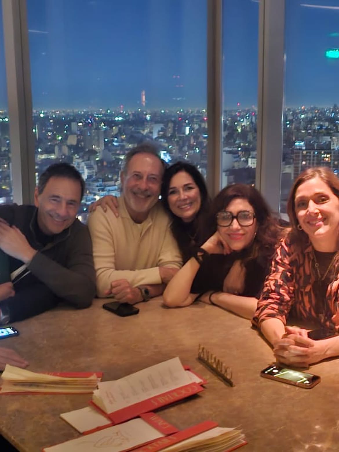 Andrea Frigerio celebrando su cumpleaños junto a sus compañeros de teatro | Fuente: Instagram/andreafrigeriook