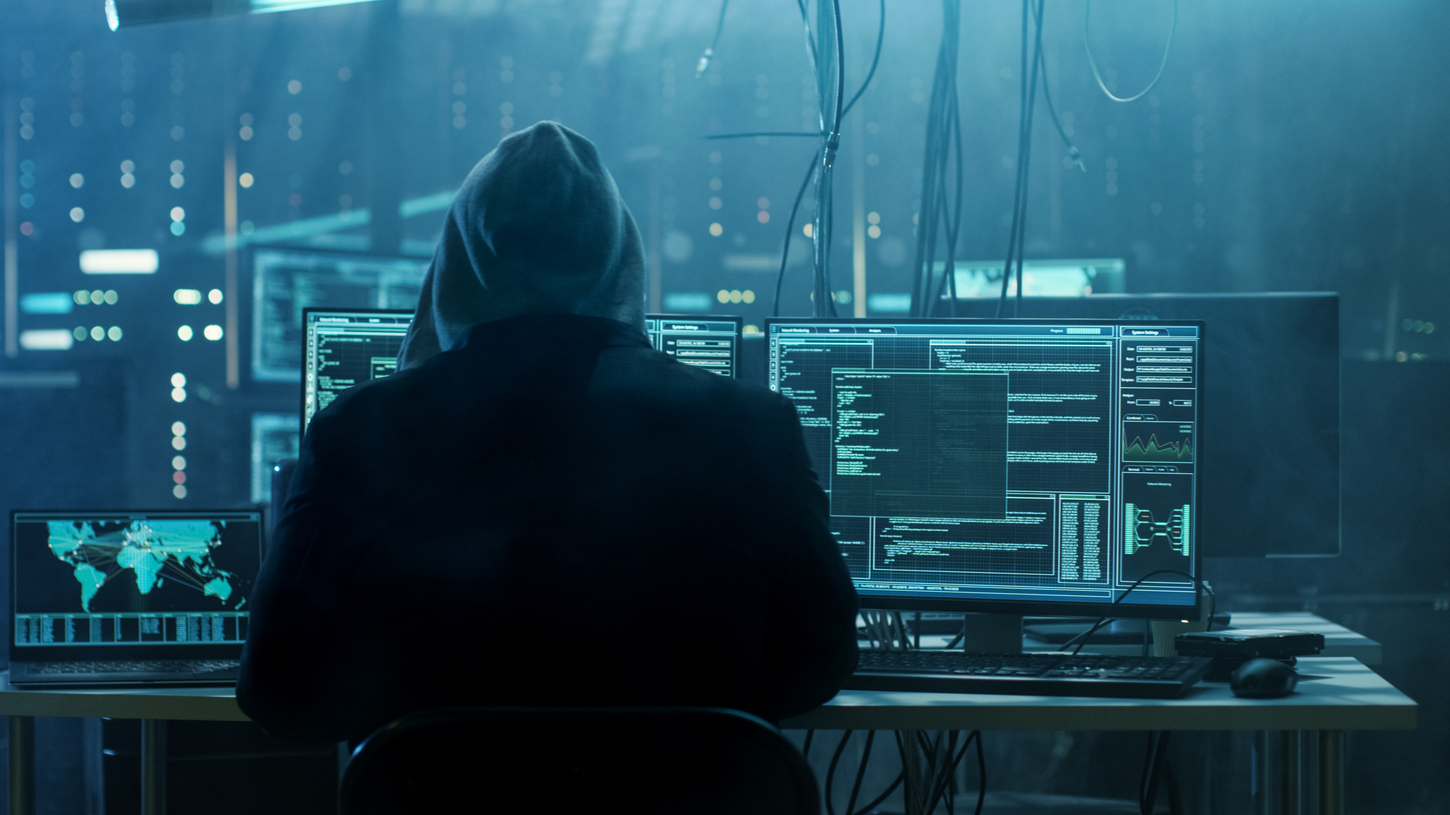 Peligroso hacker encapuchado irrumpe en servidores de datos. | Fuente: Shutterstock