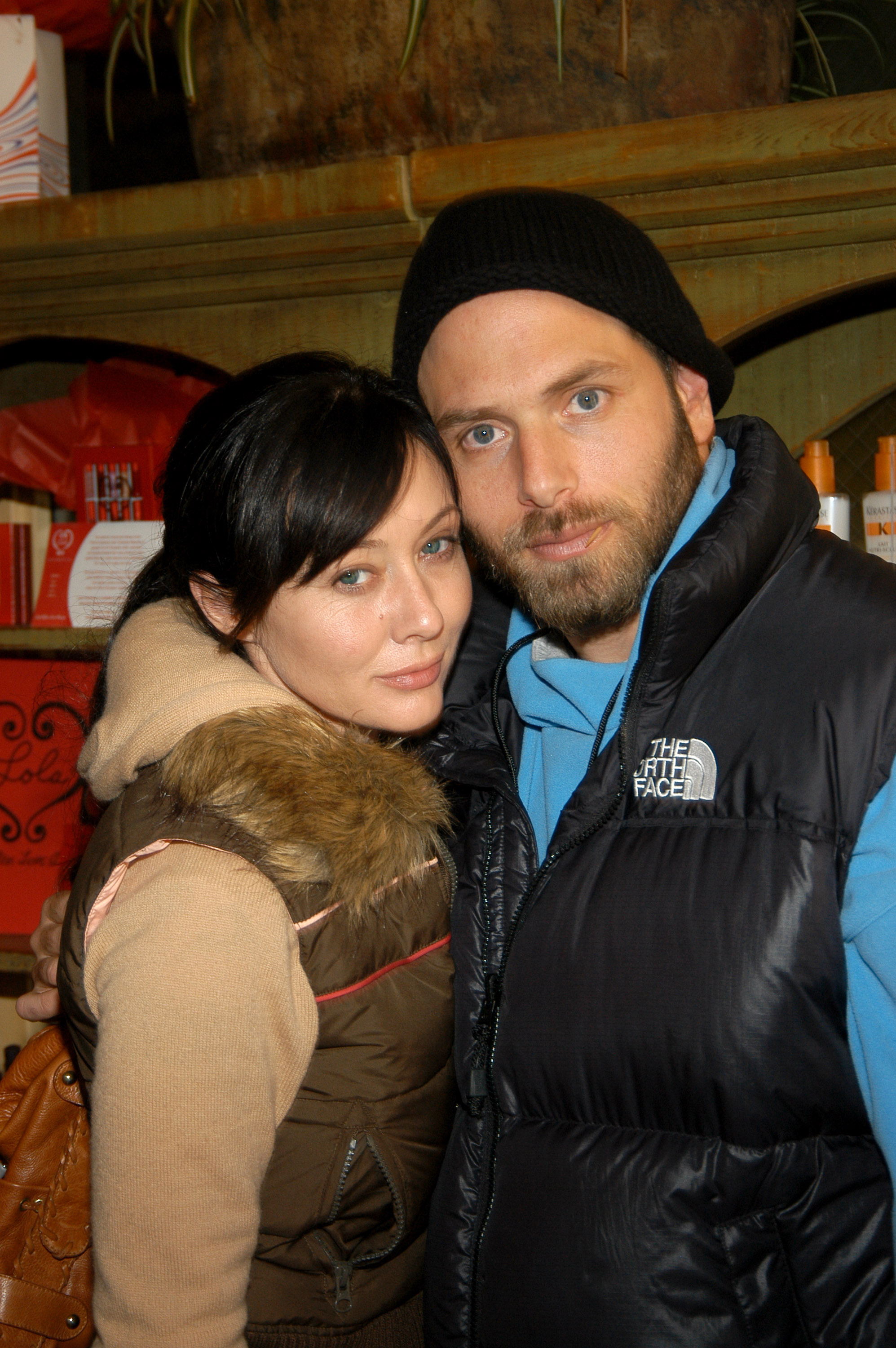 Shannen Doherty y Rick Salomon en Fred Segal at Village, el 27 de enero de 2005. | Fuente: Getty Images