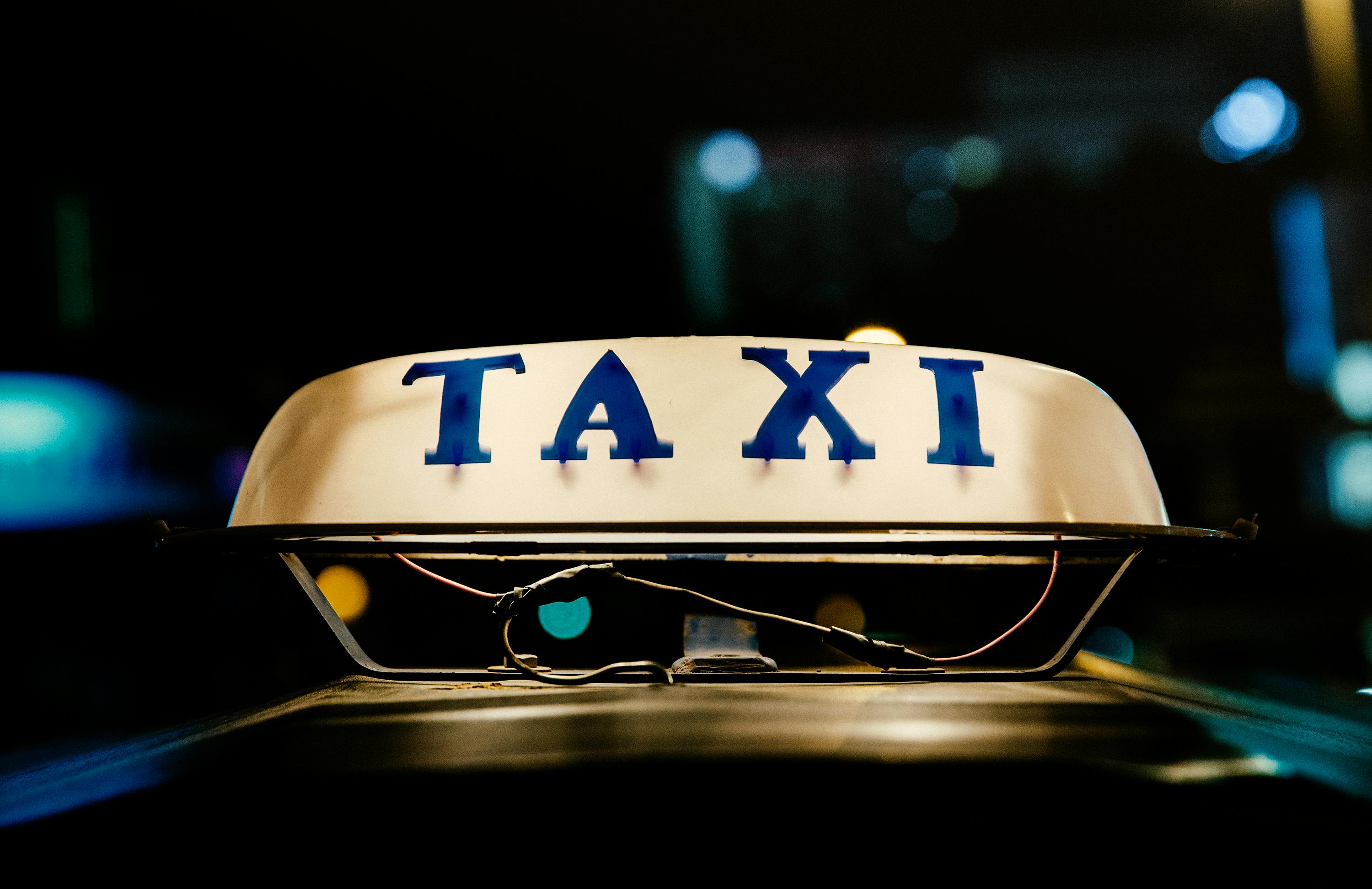 Luz de taxi encima del automóvil | Foto: Pexels
