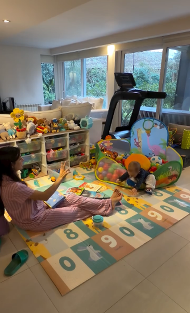 Sol Pérez mostrando la técnica de estimulación para su hijo Marco en el rincón que ella y su esposo Guido Mazzoni crearon para el pequeño | Fuente: Instagram/lasobrideperez