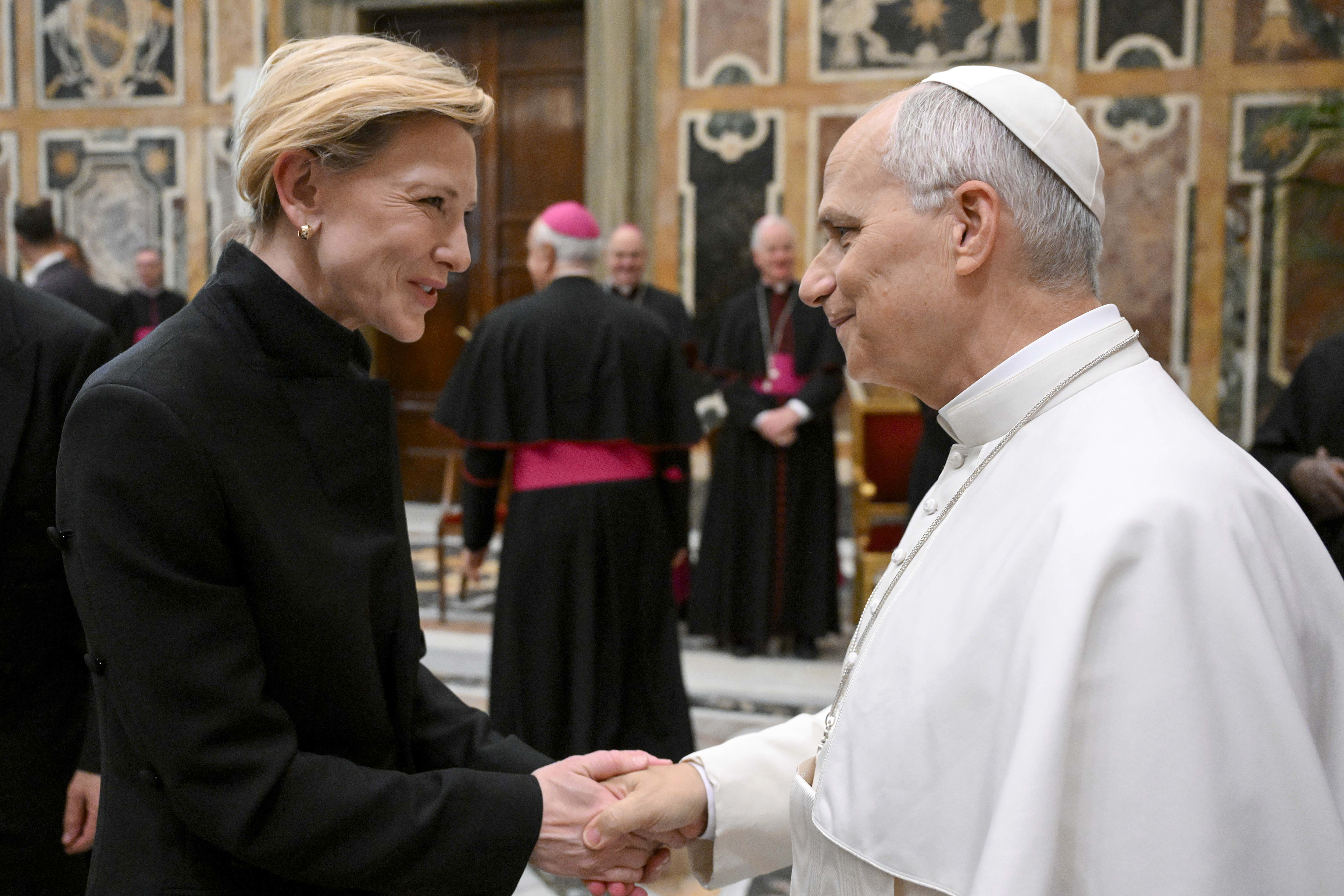 El papa León XIV saluda a Cate Blanchett durante una audiencia con la Industria Cinematográfica en la Sala Clementina del Palacio Apostólico el 15 de noviembre de 2025 en la Ciudad del Vaticano, Vaticano | Fuente: Getty Images