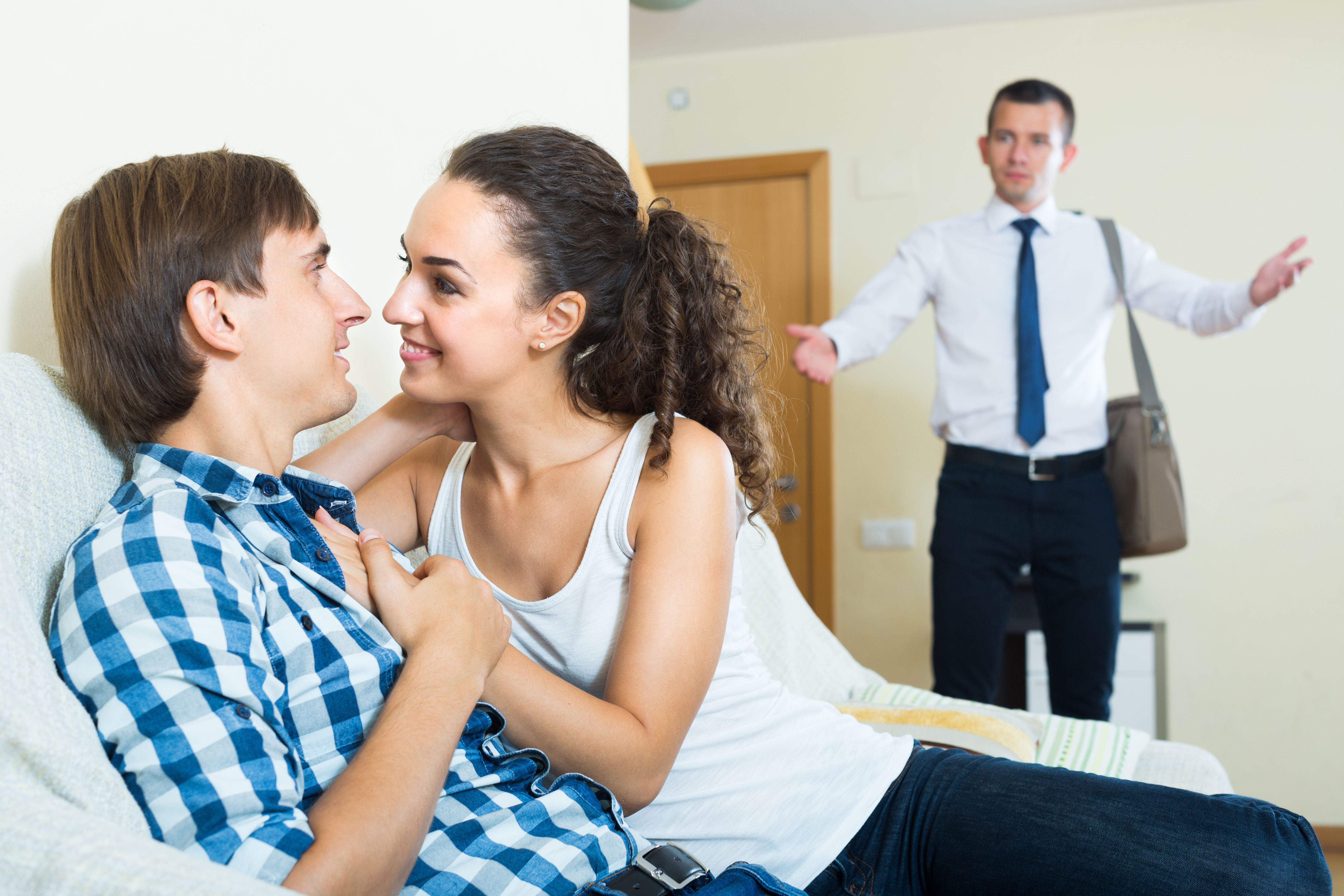 Hombre disgustado al llegar a casa y ver que su novia lo engaña. | Foto: Shutterstock