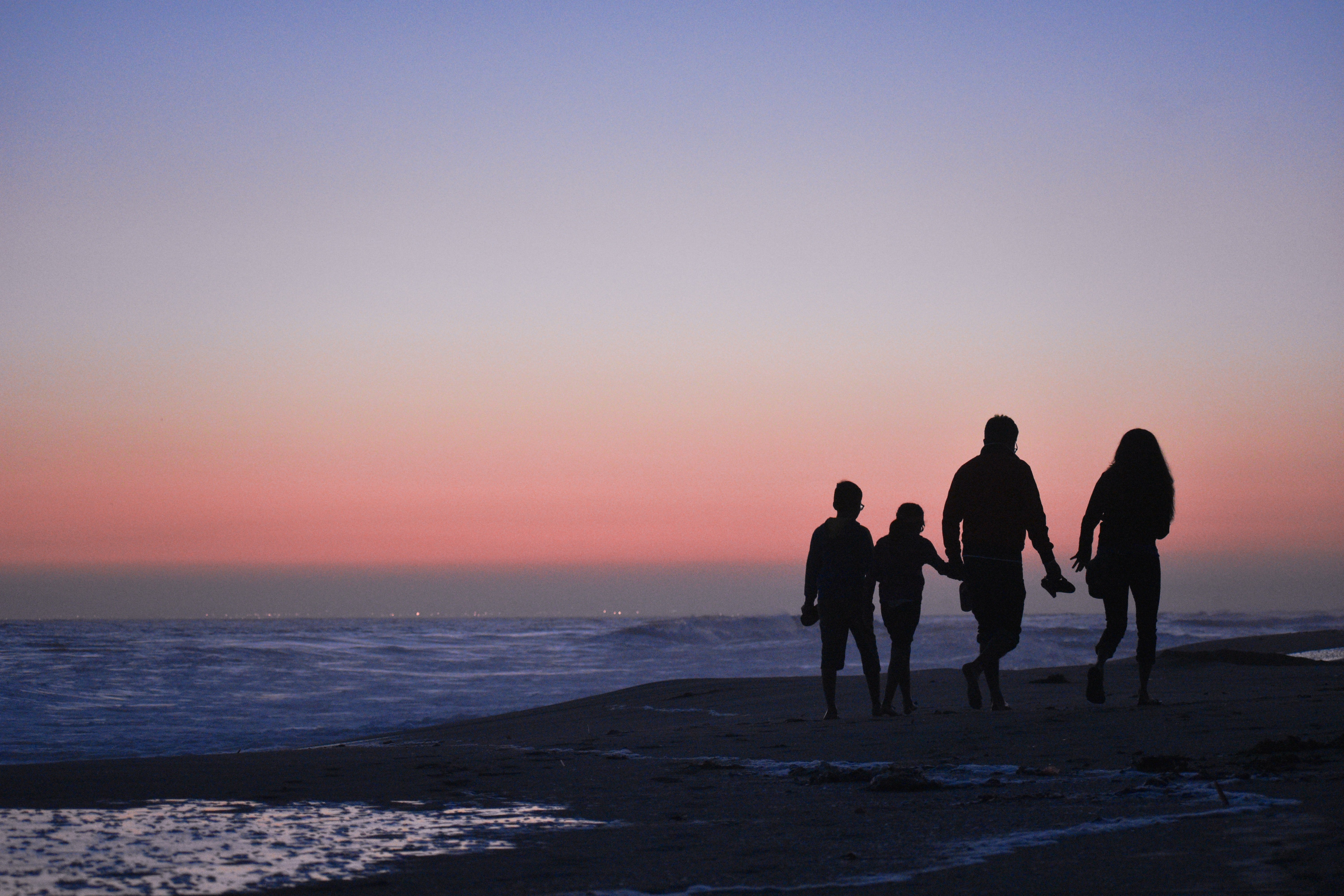 Familia en la playa. | Foto: Unsplash