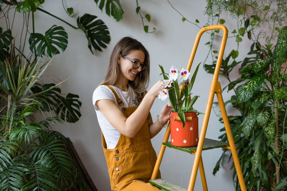 Mujer cuidando sus plantas. | Foto: Shutterstock