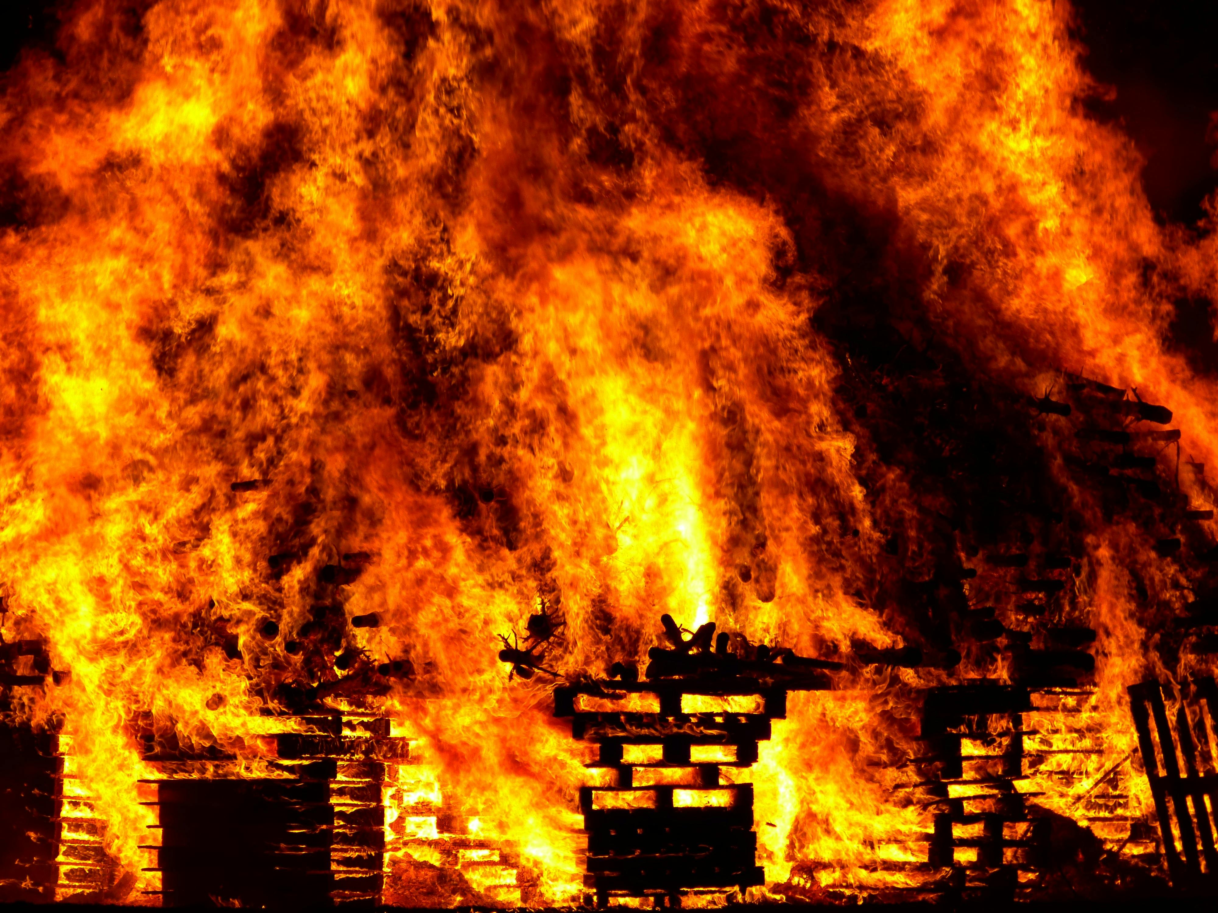 Casa envuelta en llamas. Sólo con fines ilustrativos | Foto Pexels