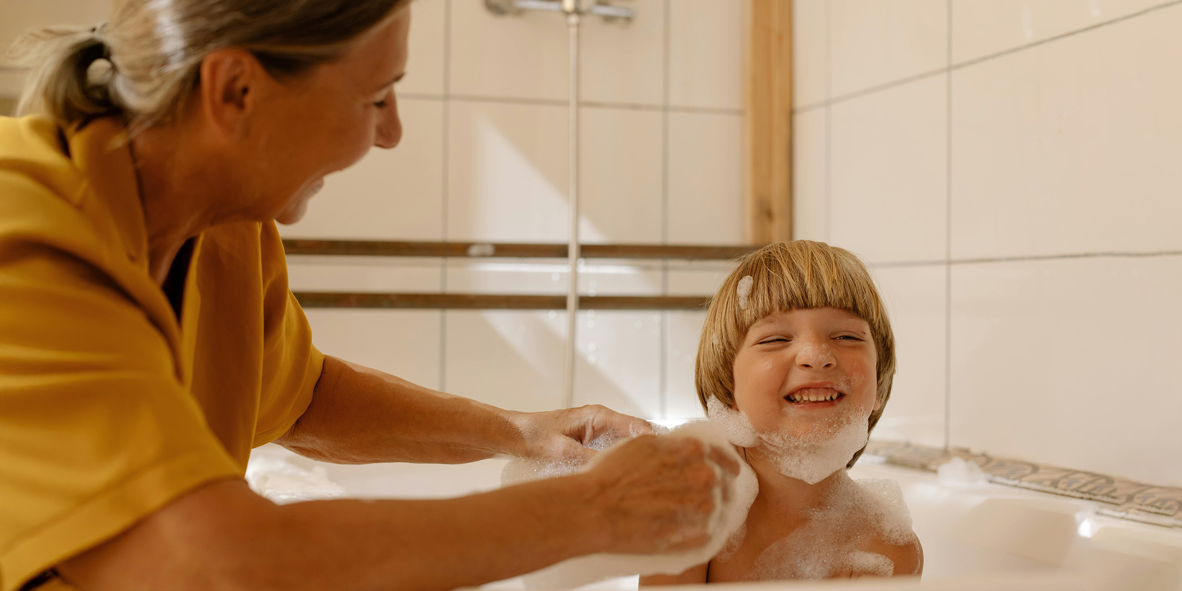 Abuelita divirtiéndose con su nieto | Fuente: Pexels