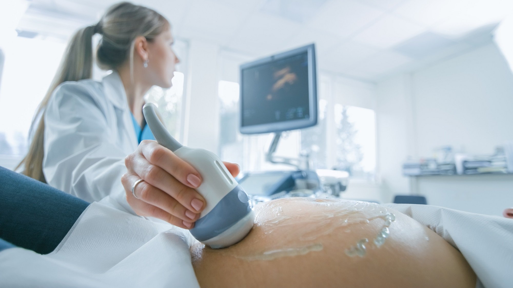 Doctora realiza sonograma a paciente embarazada. | Foto: Shutterstock