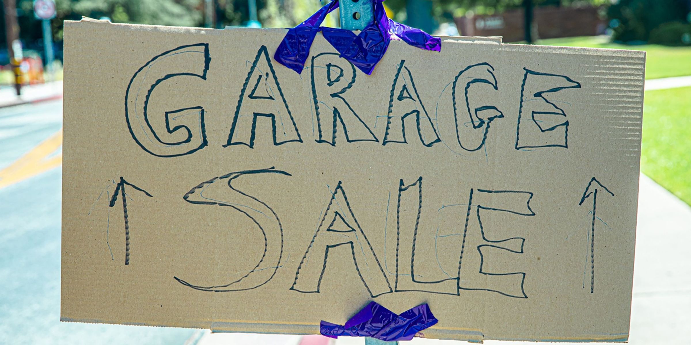 Un cartel de cartón expuesto en la calle | Fuente: Pexels