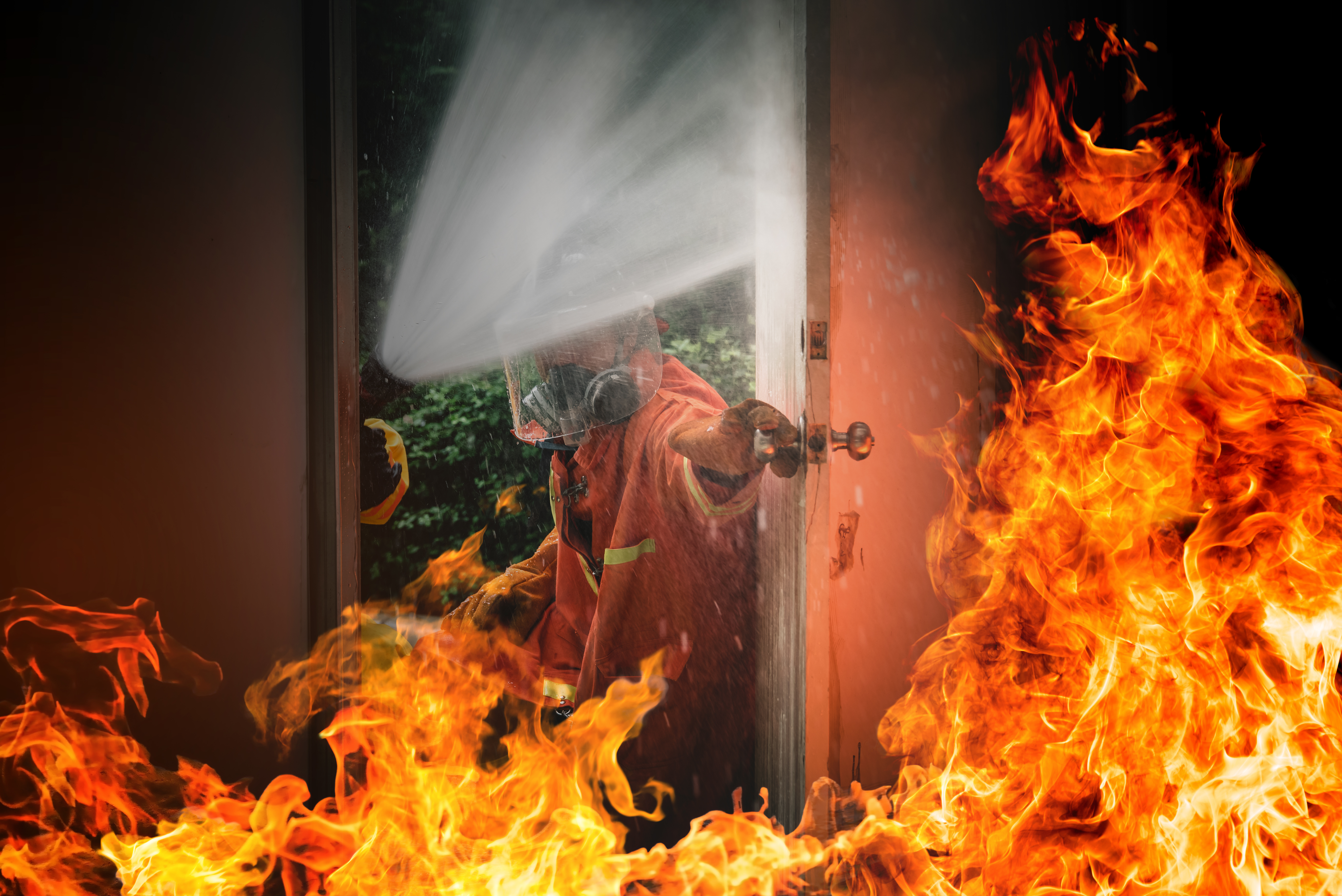 Bombero intenta apagar las llamas. Imagen con fines ilustrativos | Foto: Freepik