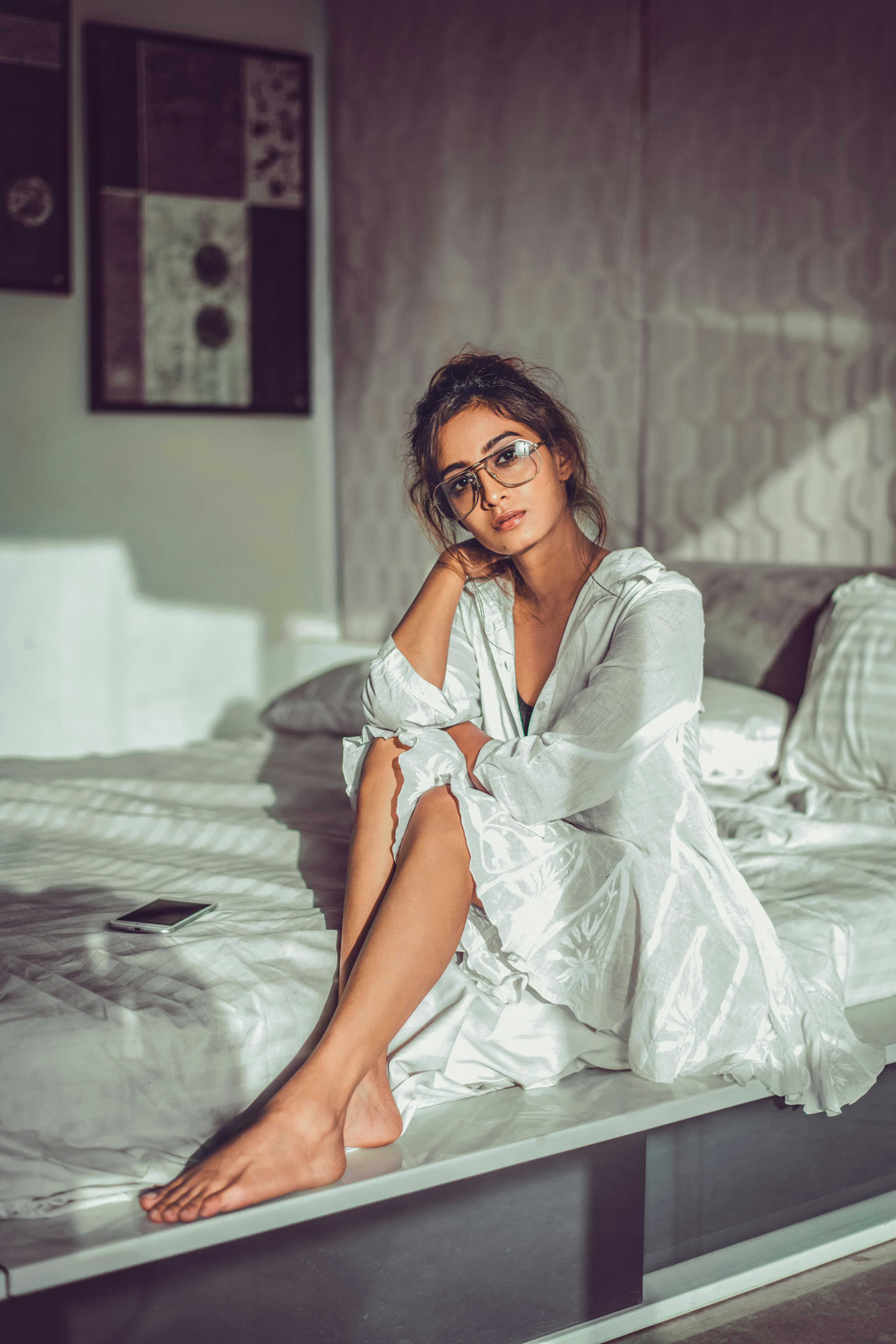 Mujer sentada en la cama | Fuente: Unsplash