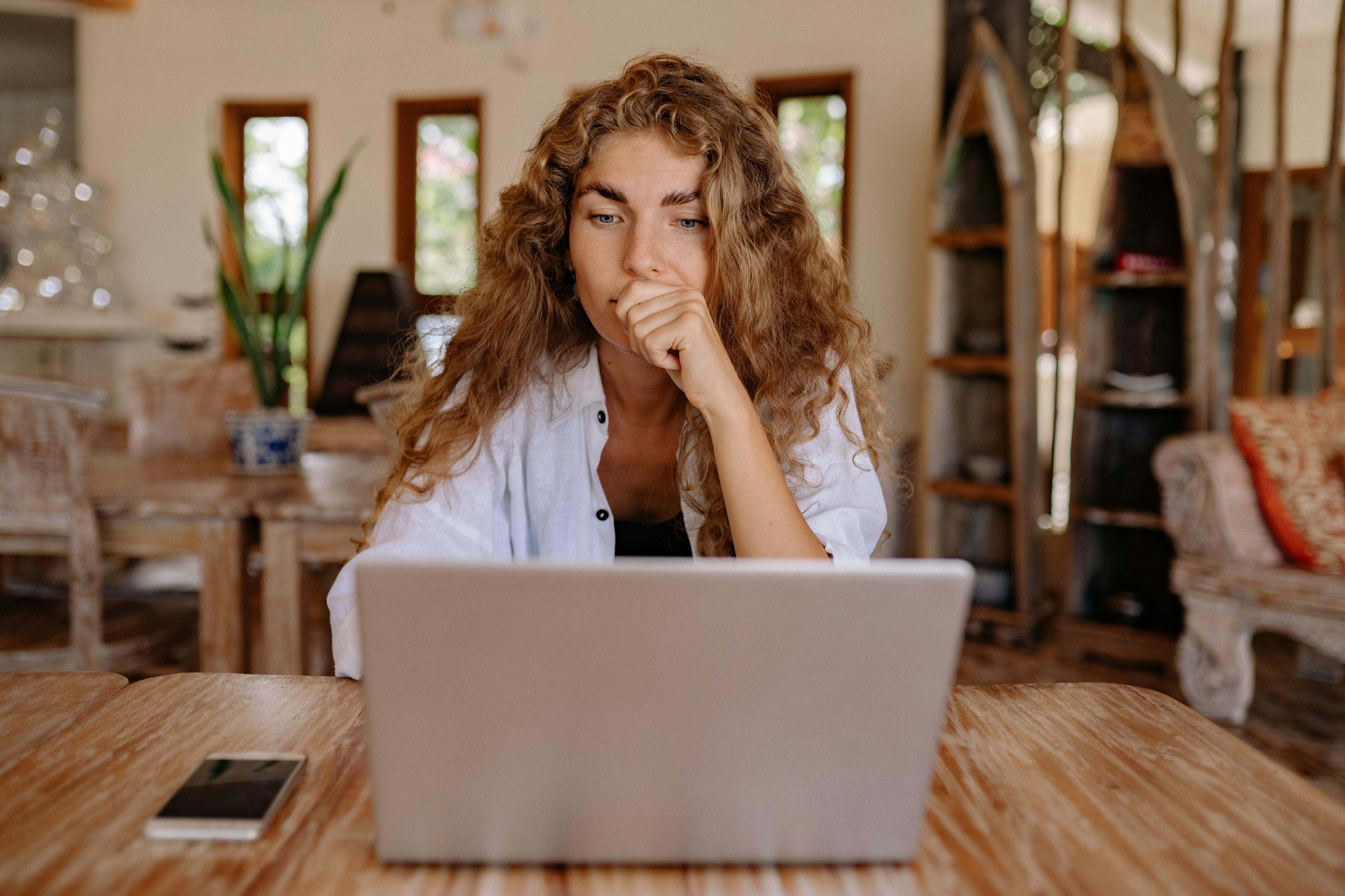 Una mujer mirando la pantalla de un portátil | Fuente: Pexels