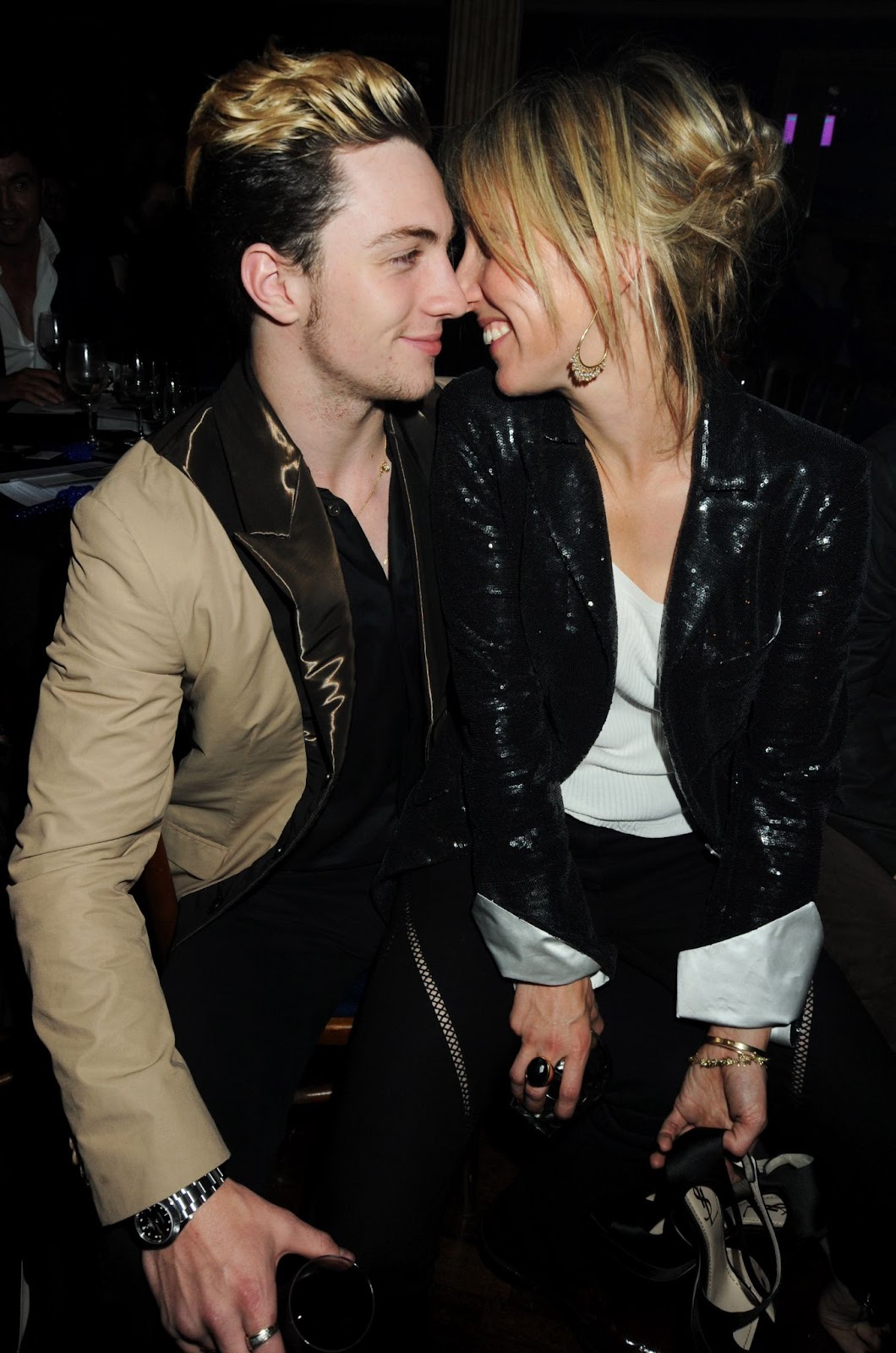 Aaron y Sam Taylor-Johnson en un acto benéfico de recaudación de fondos el 18 de junio de 2009, en Londres, Inglaterra. | Fuente: Getty Images