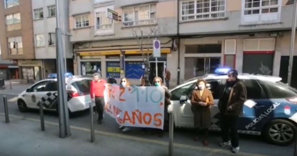 Policías y familiares celebrando a Lulú Vázquez. | Foto: Youtube/Galiciaé Xornal Galego