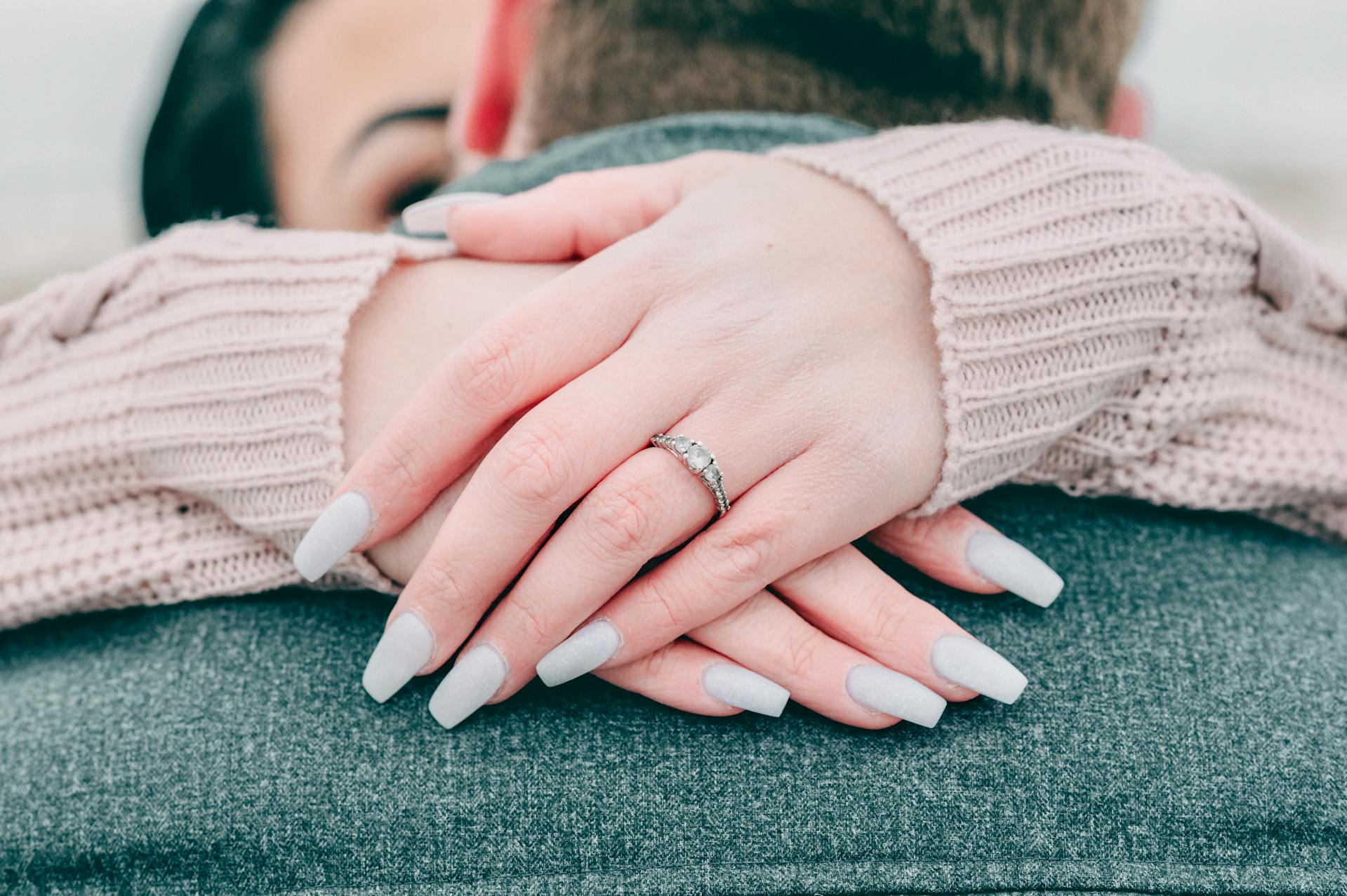 Una pareja abrazándose | Fuente: Pexels