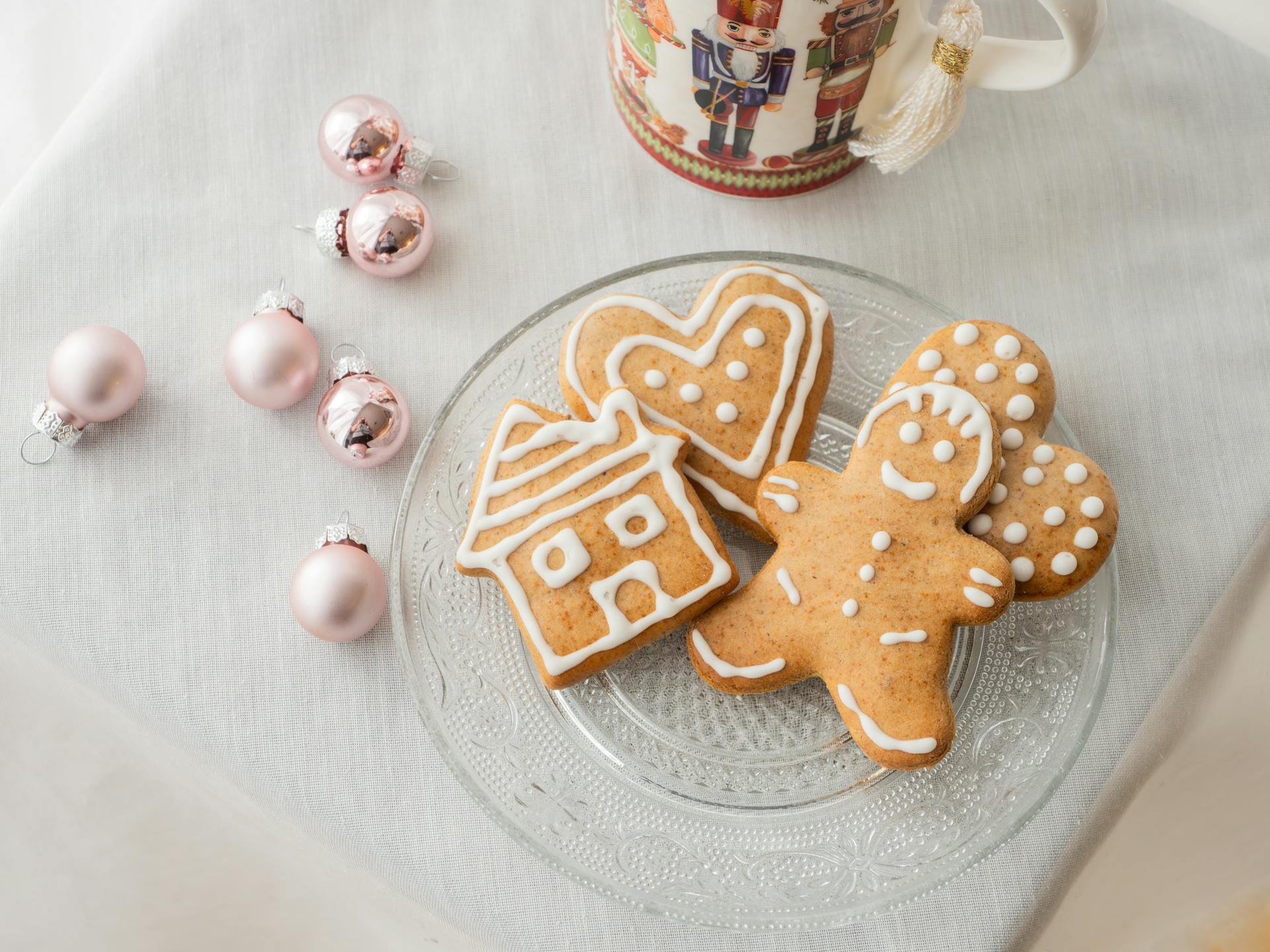 Galletas de jengibre y adornos navideños | Foto: Pexels