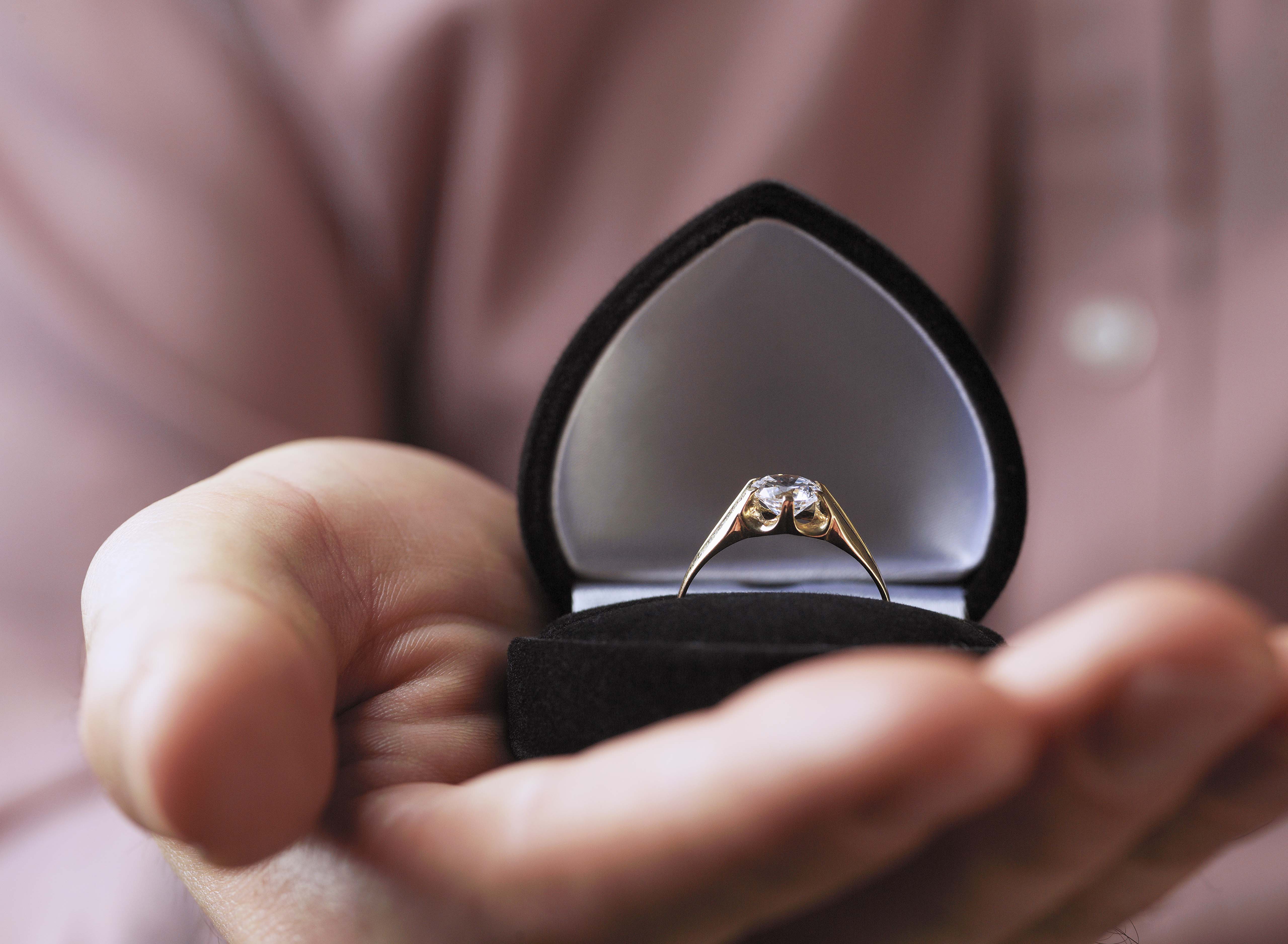 Una persona sostiene una caja que contiene un anillo de compromiso | Foto: Getty Images