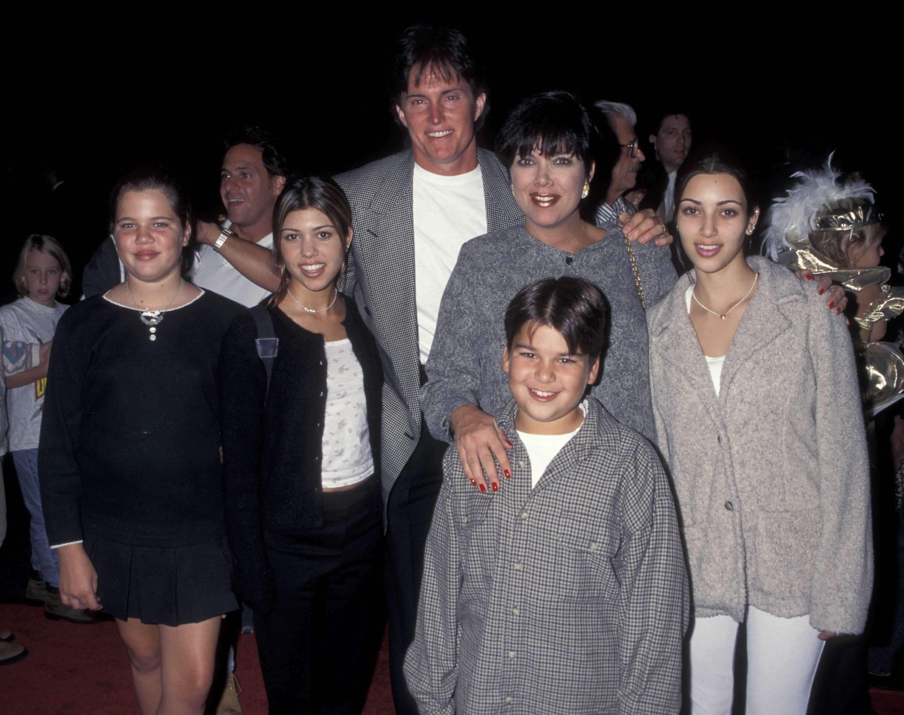 Kris Jenner posa con su familia en el lanzamiento del video de Cinderella, fotografiada junto a Bruce Jenner y sus hijos Khloé, Kourtney y Kim Kardashian, así como Robert Kardashian. | Fuente: Getty Images