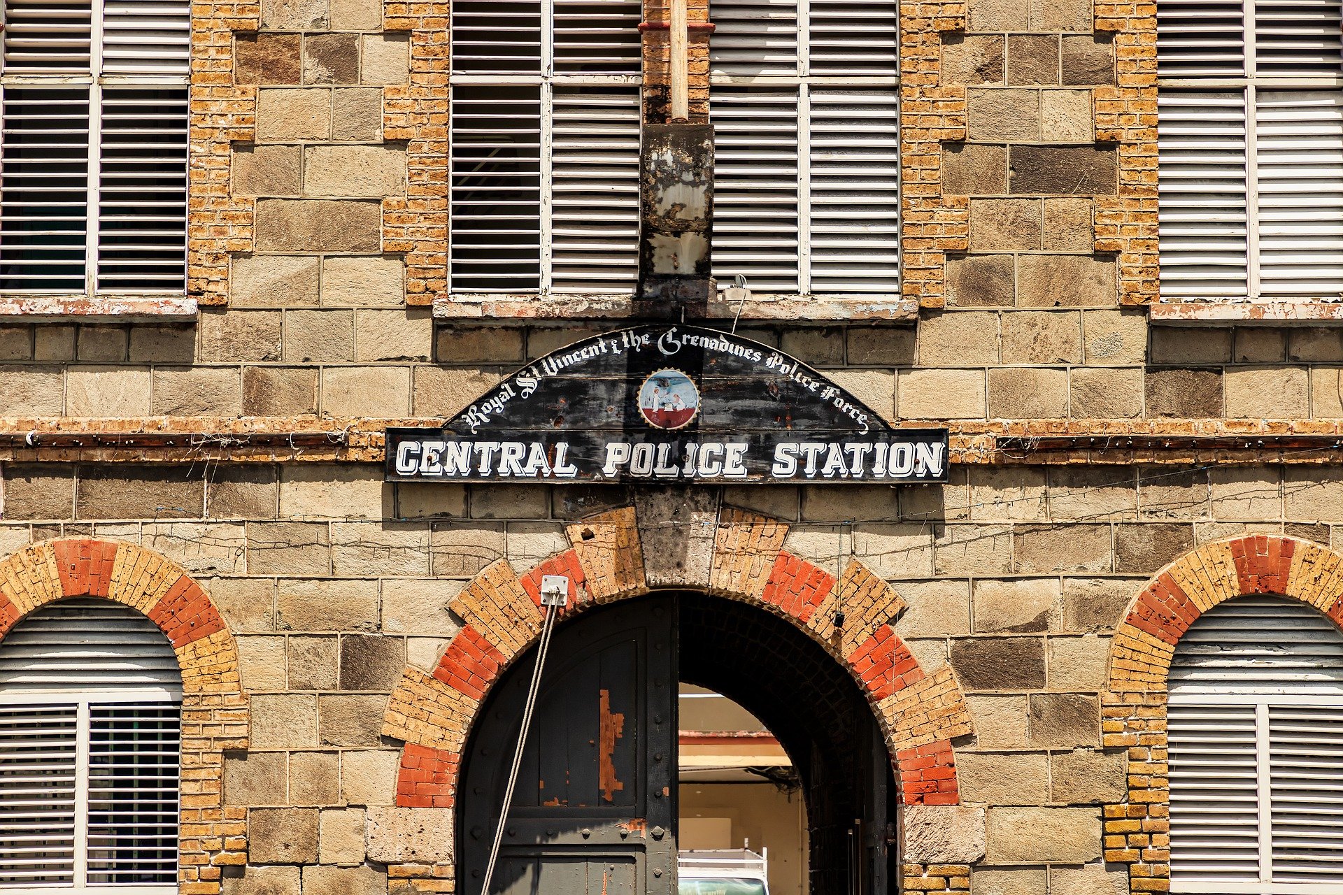 Fachada de una estación de policías. │Foto: Pixabay