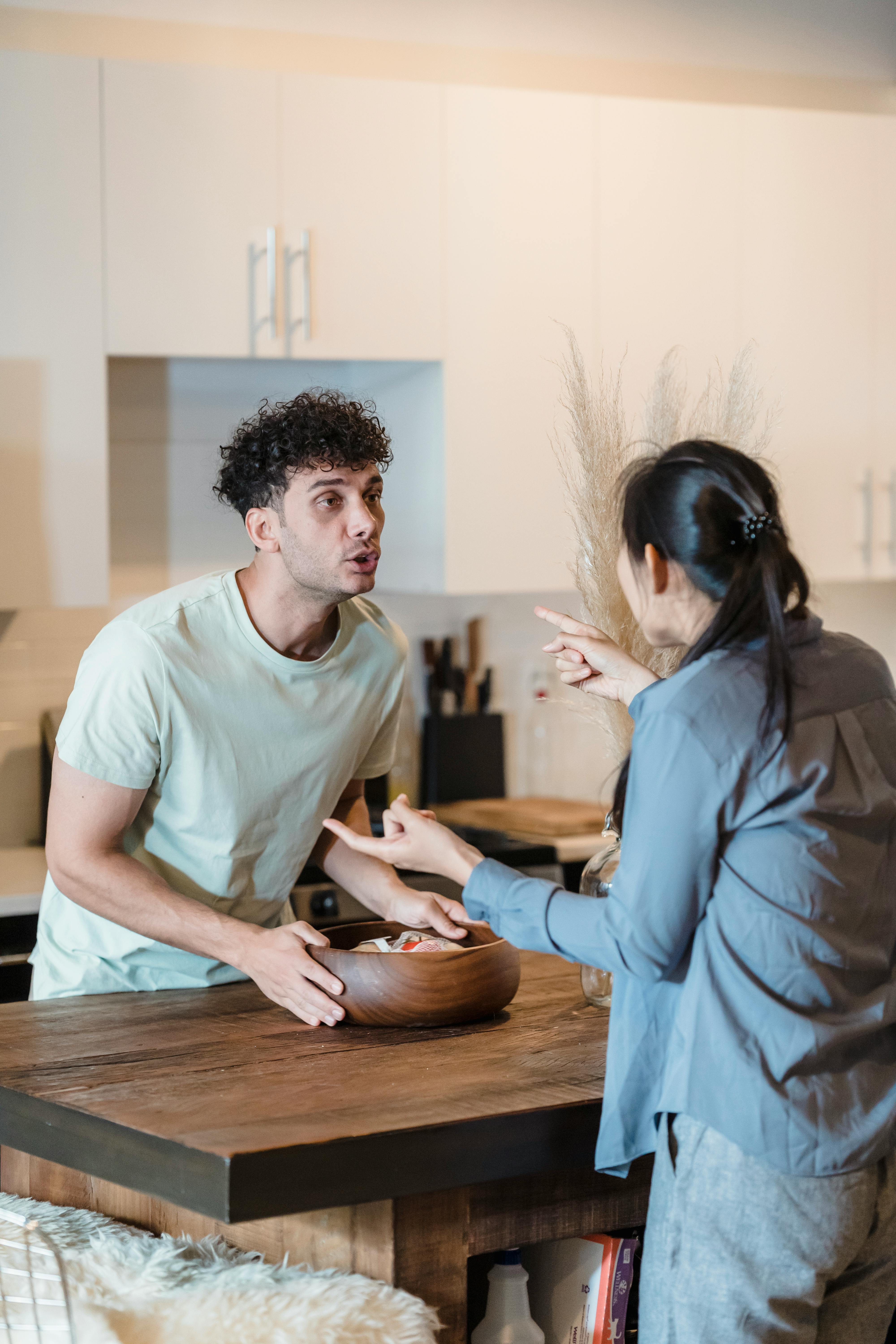 Hombre y mujer discutiendo intensamente | Fuente: Pexels