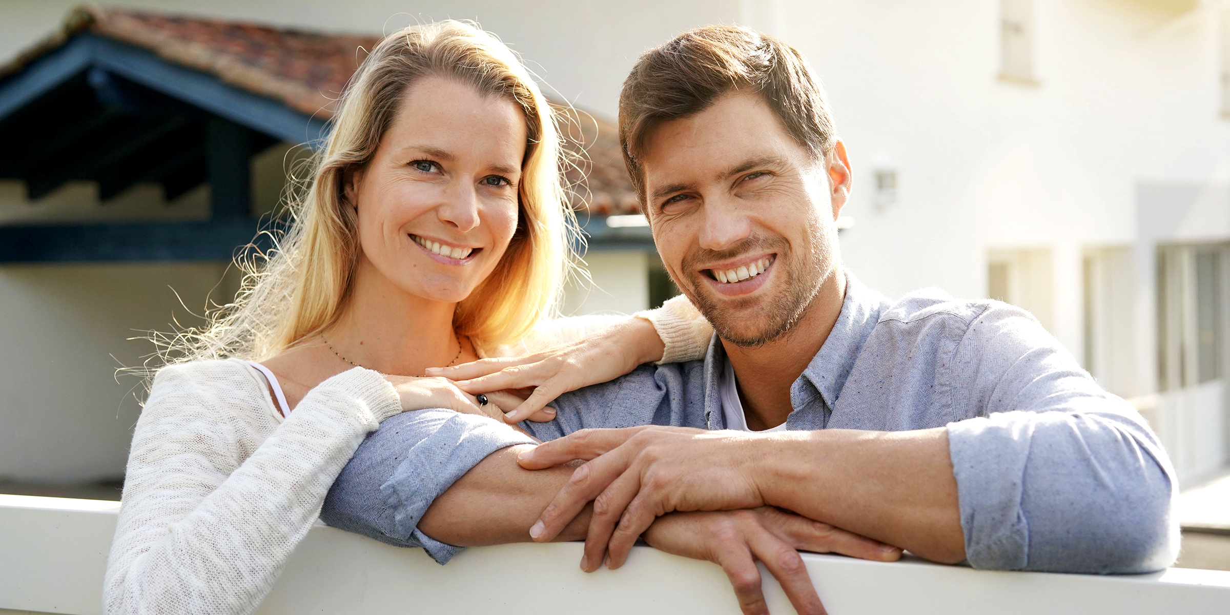 Un hombre y una mujer sonrientes | Fuente: Shutterstock