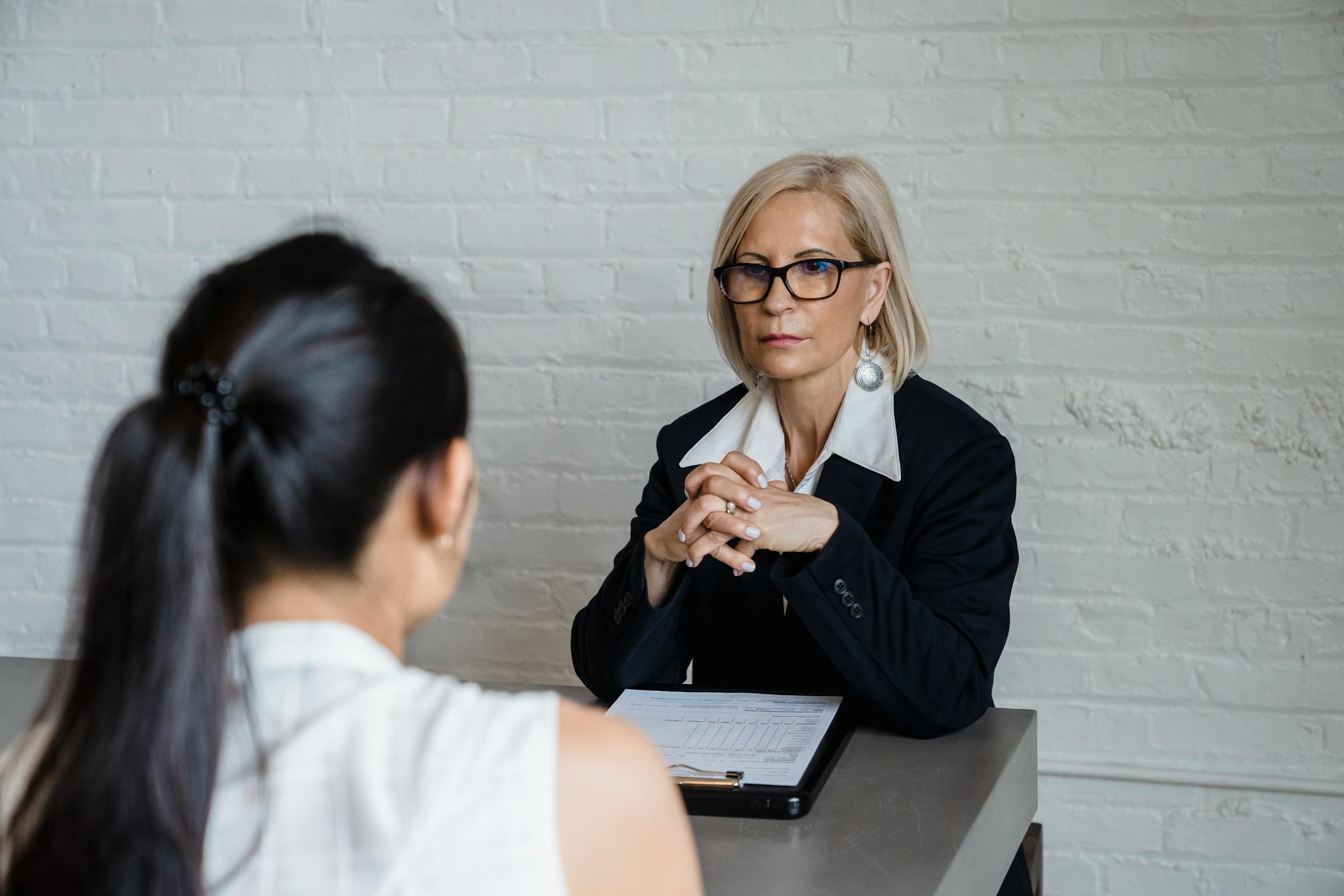 Una mujer en una entrevista de trabajo | Fuente: Pexels