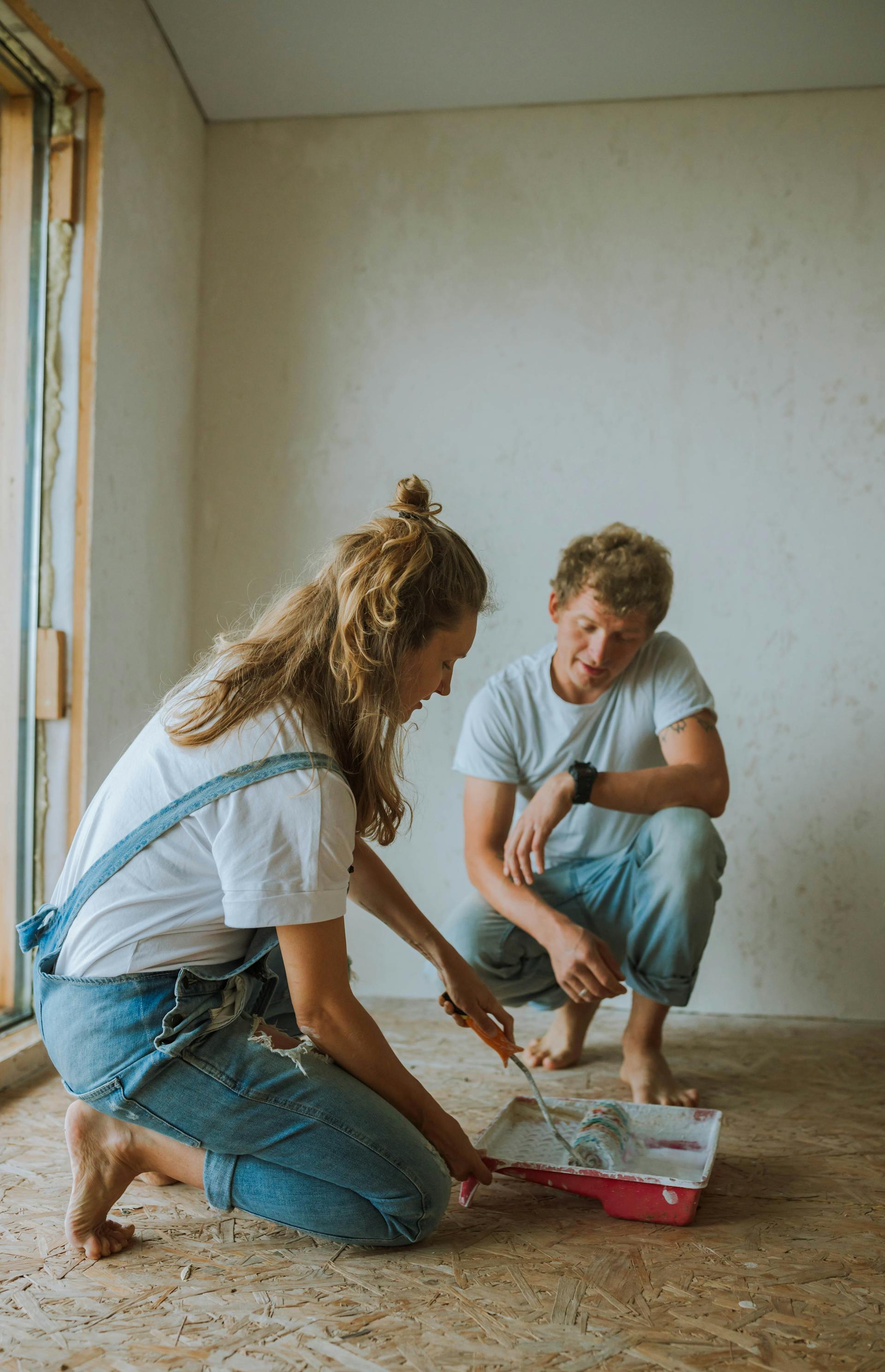 Una coppia che dipinge la propria casa insieme | Fonte: Pexels