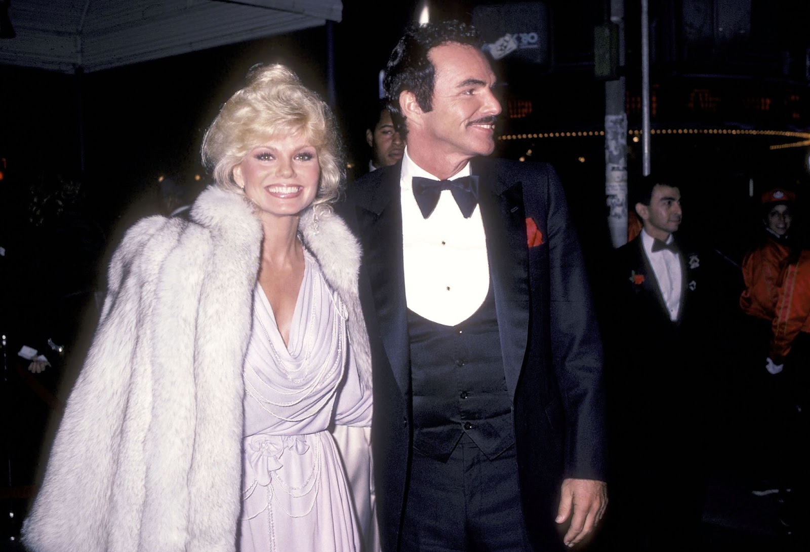 La estrella de televisión y Burt Reynolds en el estreno de "City Heat" el 5 de diciembre de 1984, en Hollywood, California. | Fuente: Getty Images