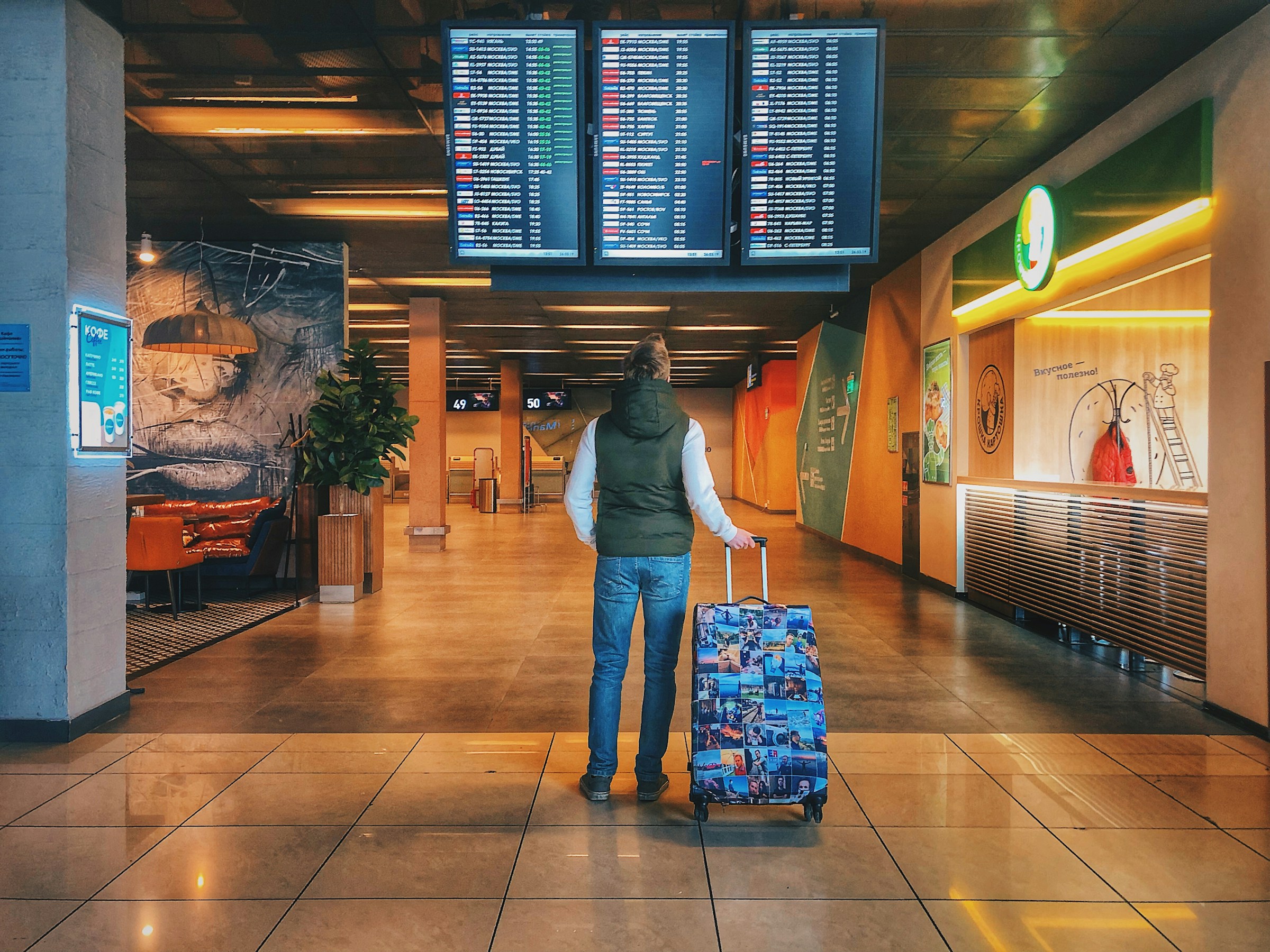 Un hombre con una bolsa de equipaje en un aeropuerto | Fuente: Unsplash