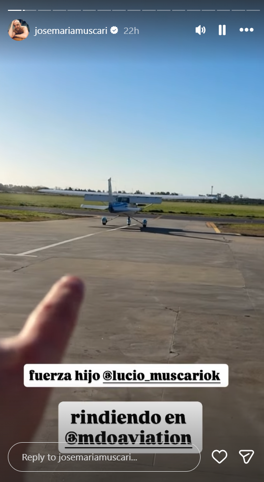 José María Muscari señala el avión con el cual Lucio rinde su examen | Fuente: Instagram/josemariamuscari