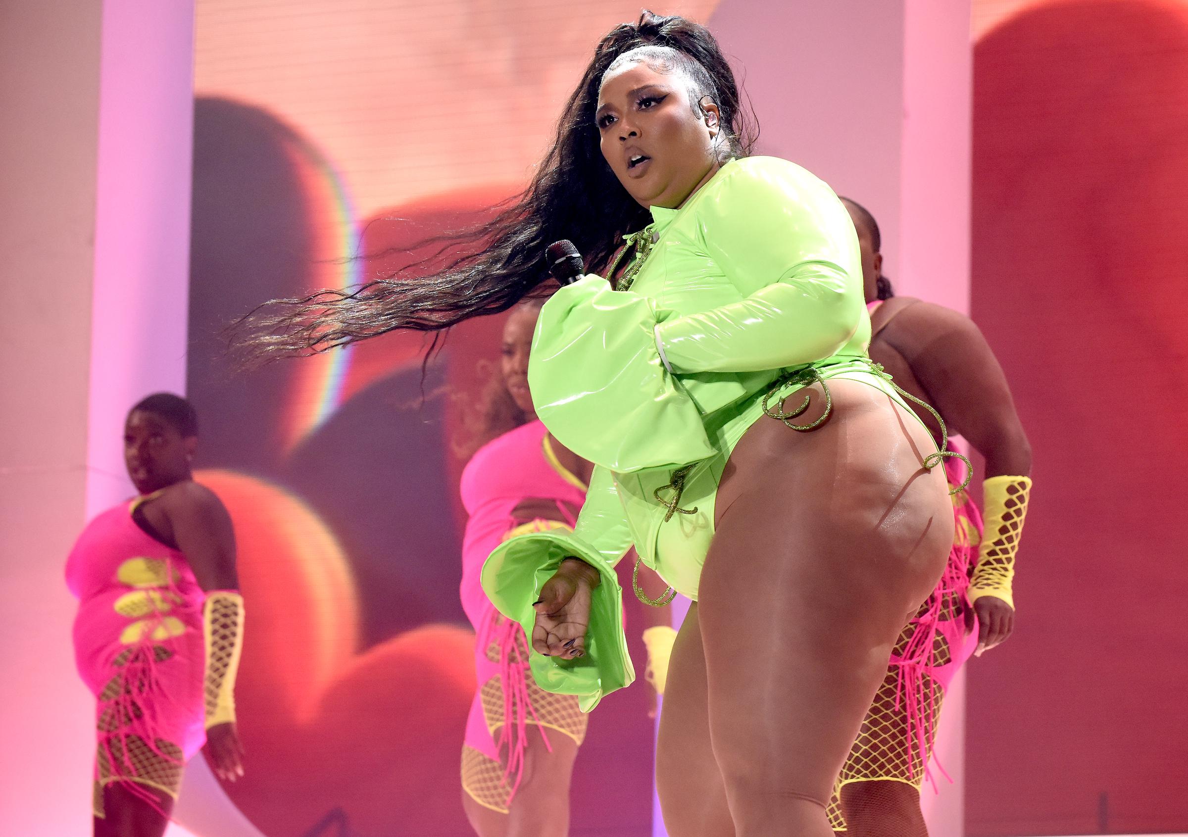 Lizzo actúa durante el festival Outside Lands Music and Arts el 30 de octubre de 2021, en San Francisco, California. | Fuente: Getty Images