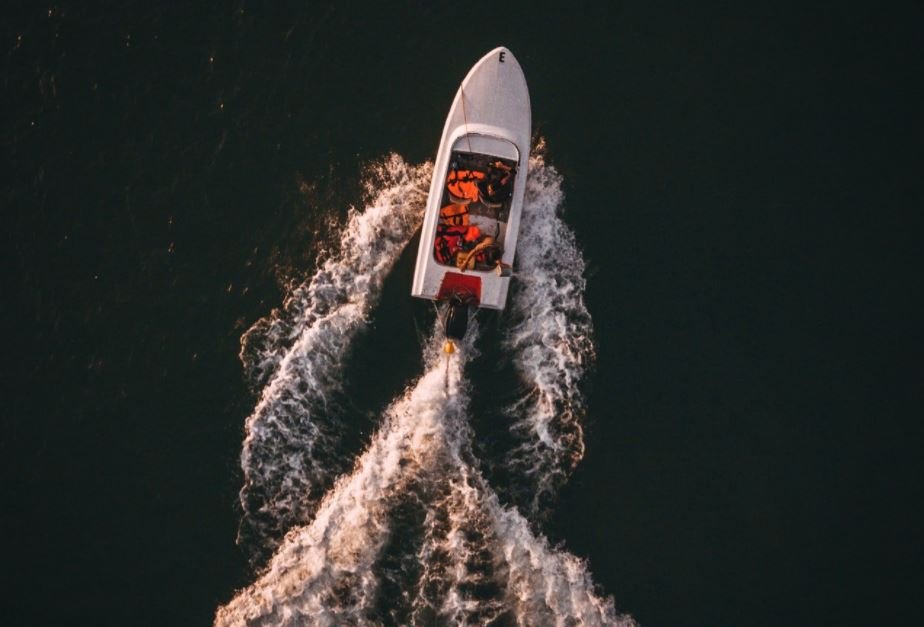 Vista aérea de un bote. | Foto: Pexels