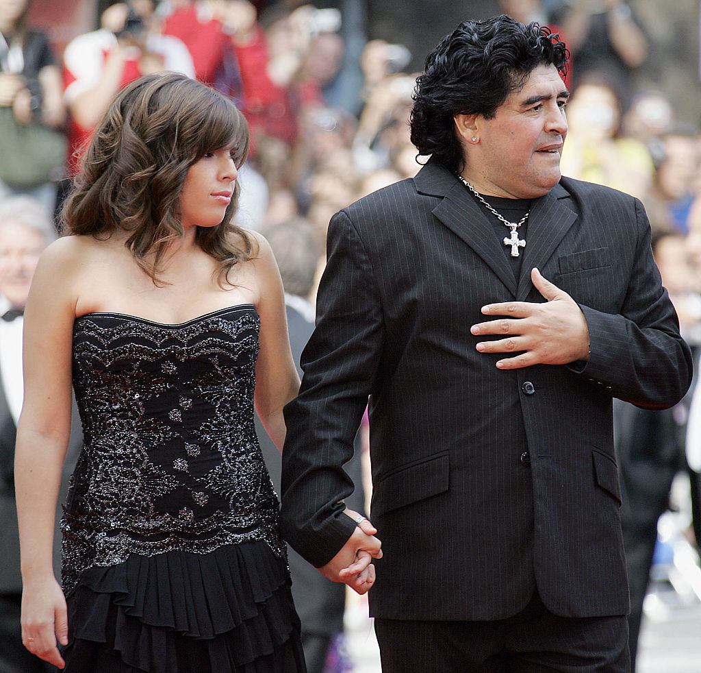 Diego Maradona y su hija Dalma llegan a la ceremonia de clausura de la 58.ª edición del Festival Internacional de Cine de Cannes, el 21 de mayo de 2005. | Fuente: Getty Images