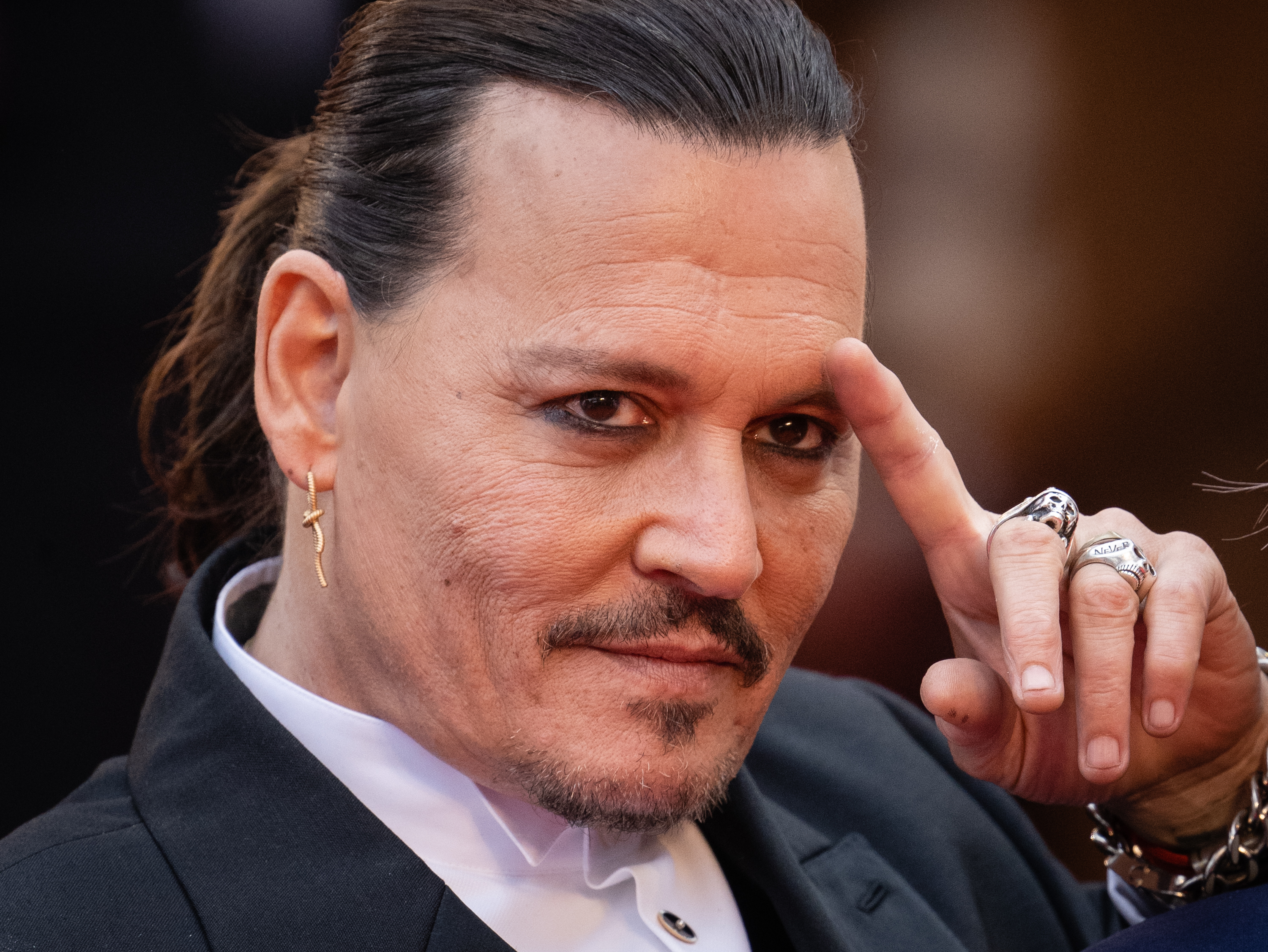 Johnny Depp durante la proyección de "Jeanne du Barry" y la alfombra roja de la ceremonia de apertura el 16 de mayo de 2023, en Cannes, Francia. | Fuente: Getty Images