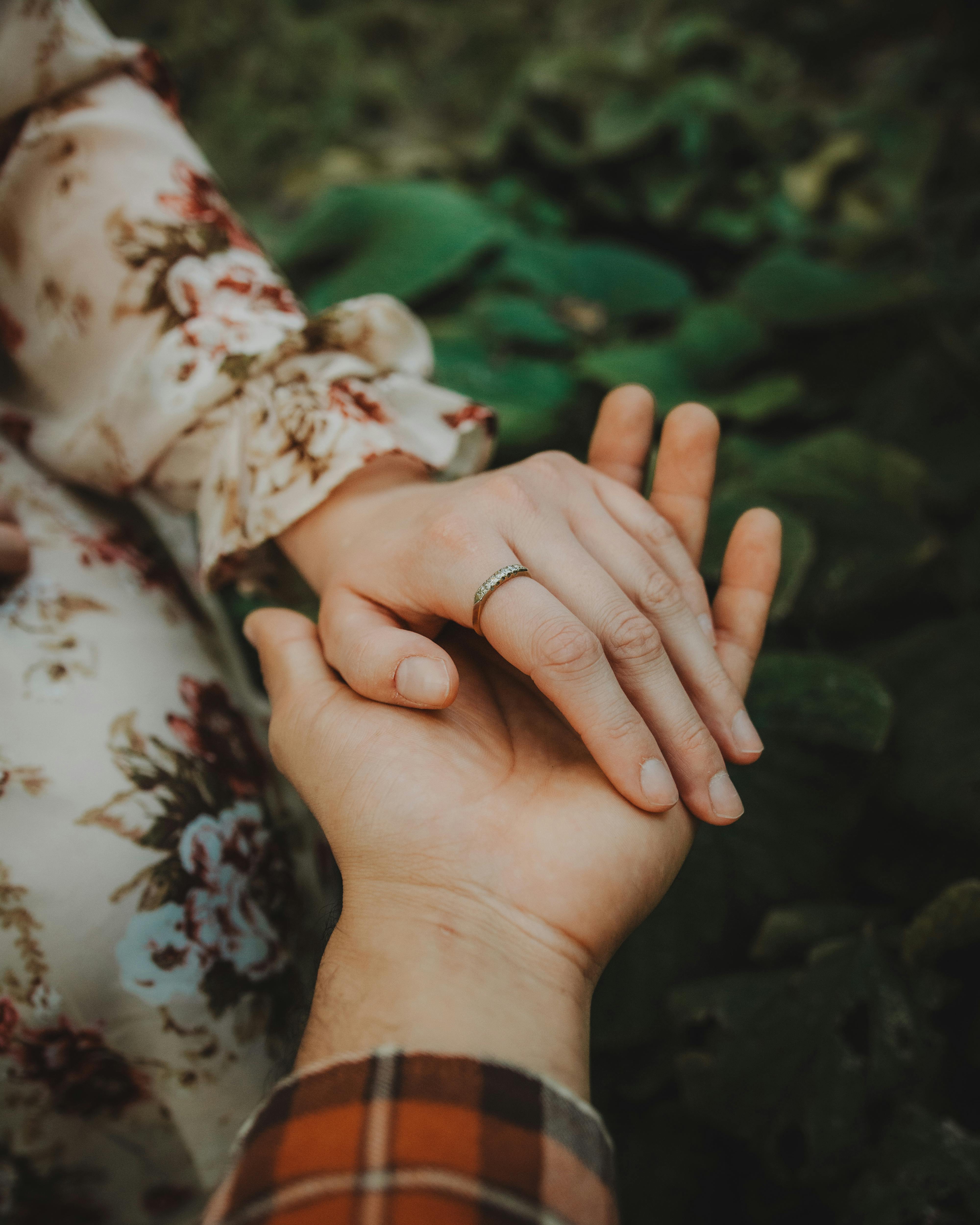 Hombre cogiendo de la mano a su mujer | Foto: Pexels